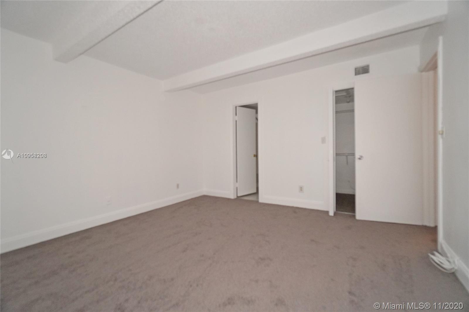 VILLAGE TOWNHOUSE POMPANO - Residential