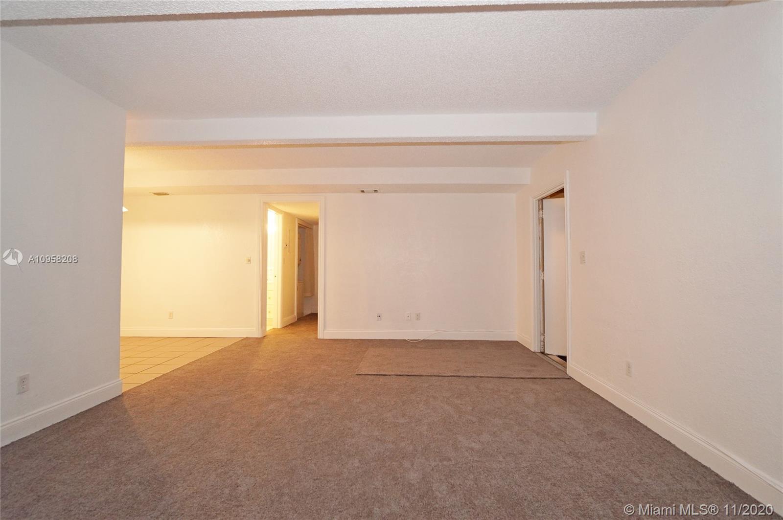 VILLAGE TOWNHOUSE POMPANO - Residential