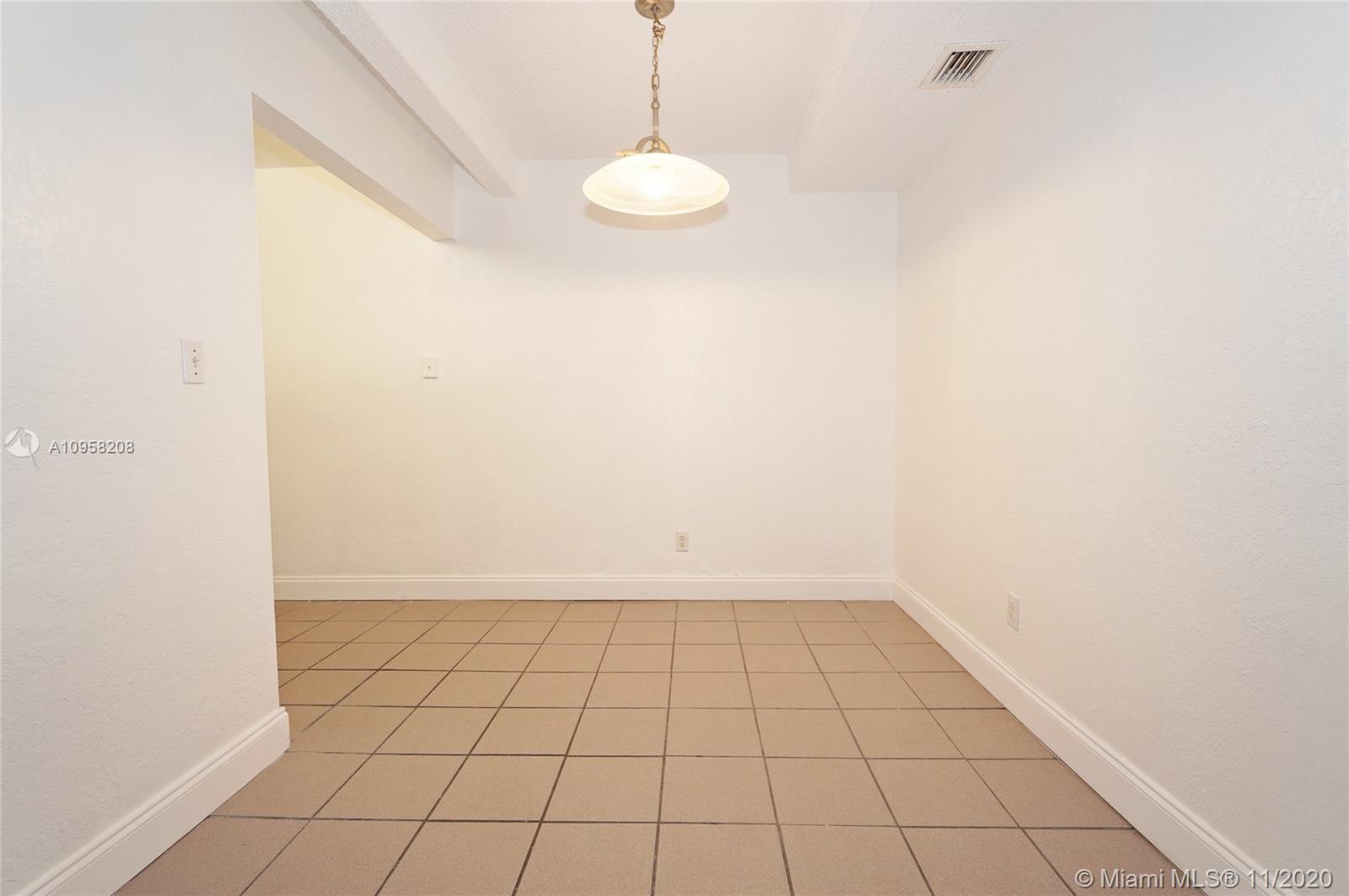 VILLAGE TOWNHOUSE POMPANO - Residential