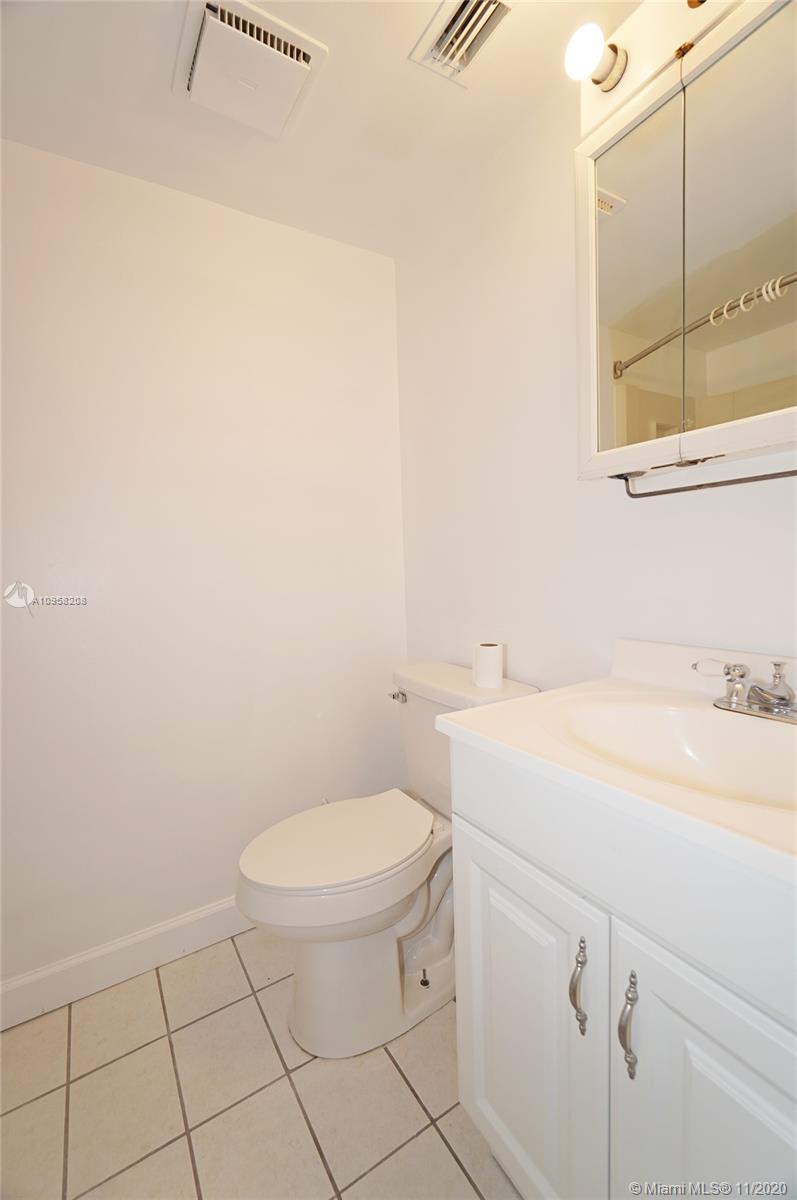 VILLAGE TOWNHOUSE POMPANO - Residential