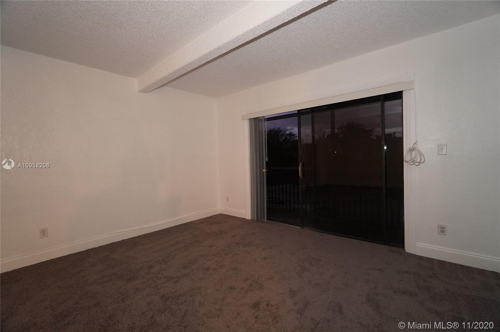 VILLAGE TOWNHOUSE POMPANO - Residential