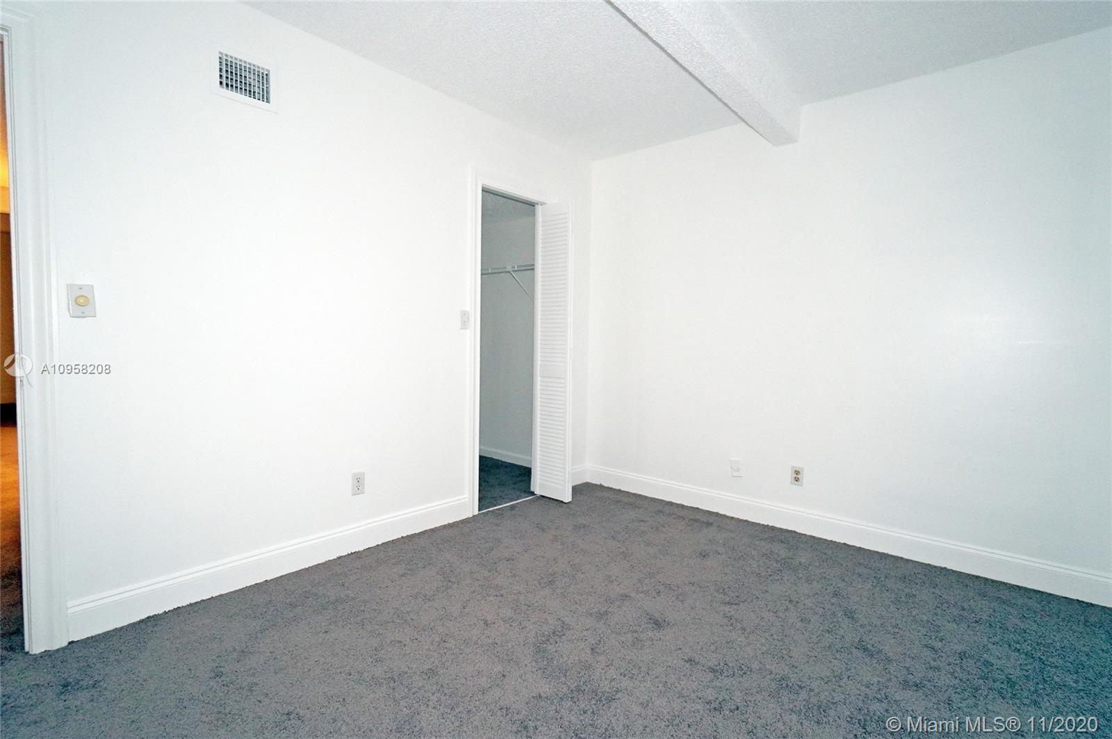 VILLAGE TOWNHOUSE POMPANO - Residential