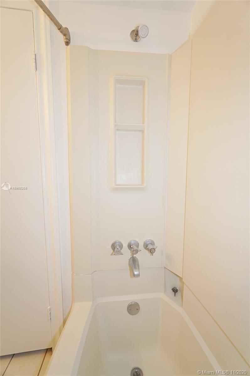 VILLAGE TOWNHOUSE POMPANO - Residential