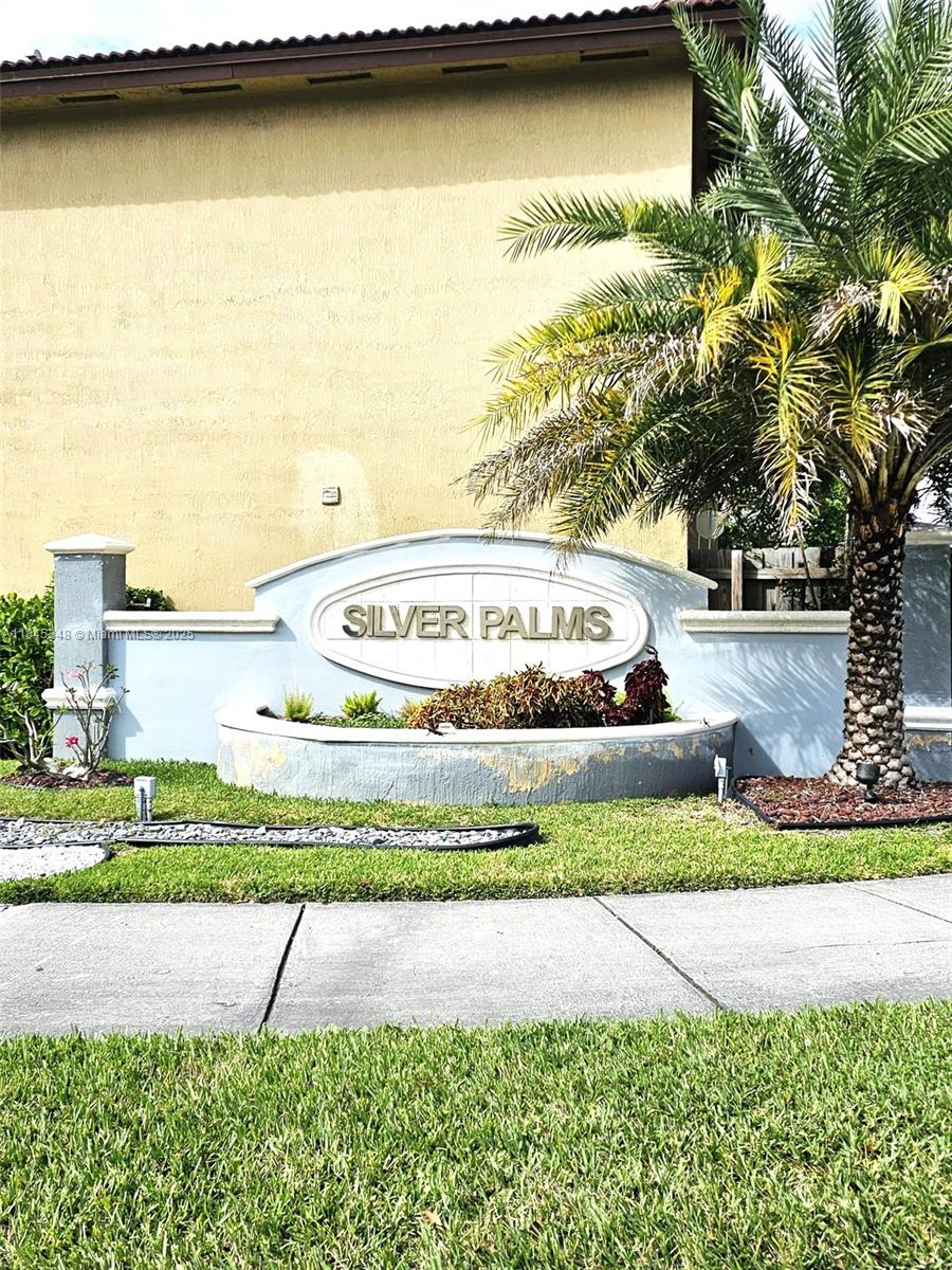 Your New Home Awaits in Homestead! ???
Discover this amazing opportunity to live in comfort and style in a beautiful 3-bedroom, 2.5-bath townhouse, located in one of South Florida’s fastest-growing and most convenient areas, perfect for family, a home office, or your own personal retreat.
?? 2 full bathrooms and 1 guest half-bath,
?? Private garage, with additional space parking.
?? Unbeatable location:
Just minutes from the Turnpike, giving you easy access to Miami and surrounding areas. You’ll also be close to shopping centers, supermarkets, restaurants, and schools – everything you need for a convenient lifestyle.