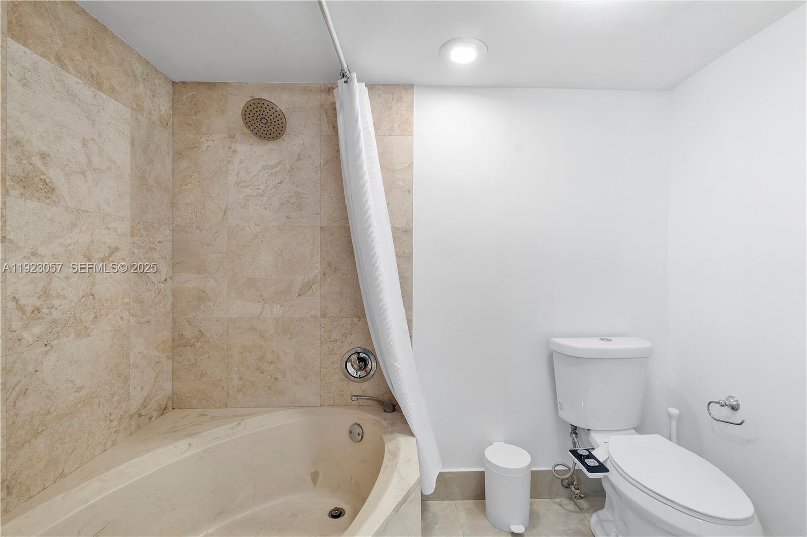 HAMMOCKS-LAKE FOREST COND - Residential