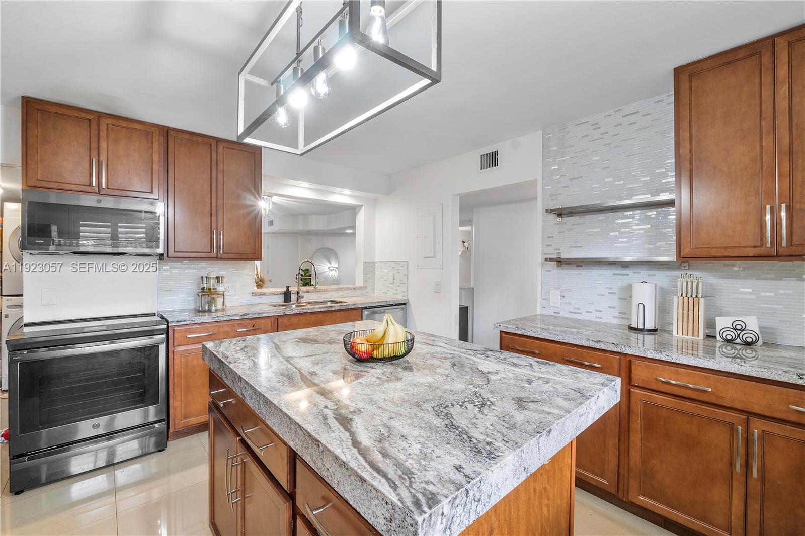 HAMMOCKS-LAKE FOREST COND - Residential