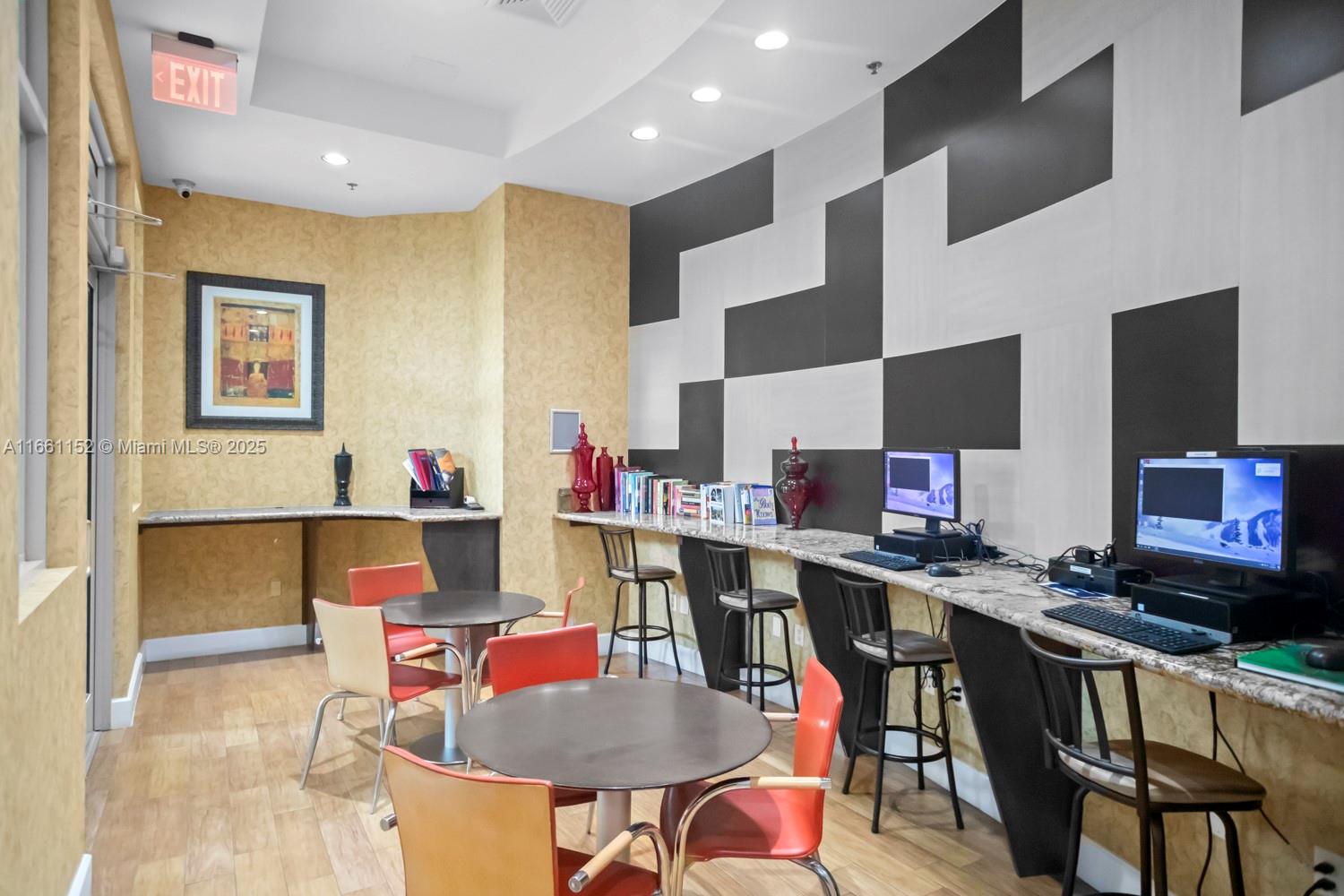 RADIUS CONDO - Residential