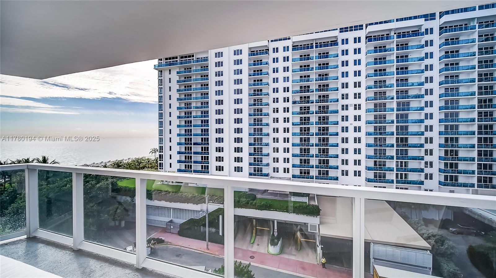 2401 Collins Ave 904