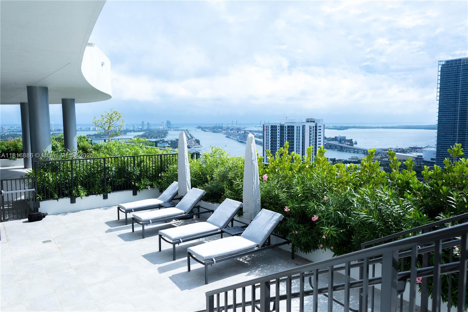 CANVAS CONDO - Residential