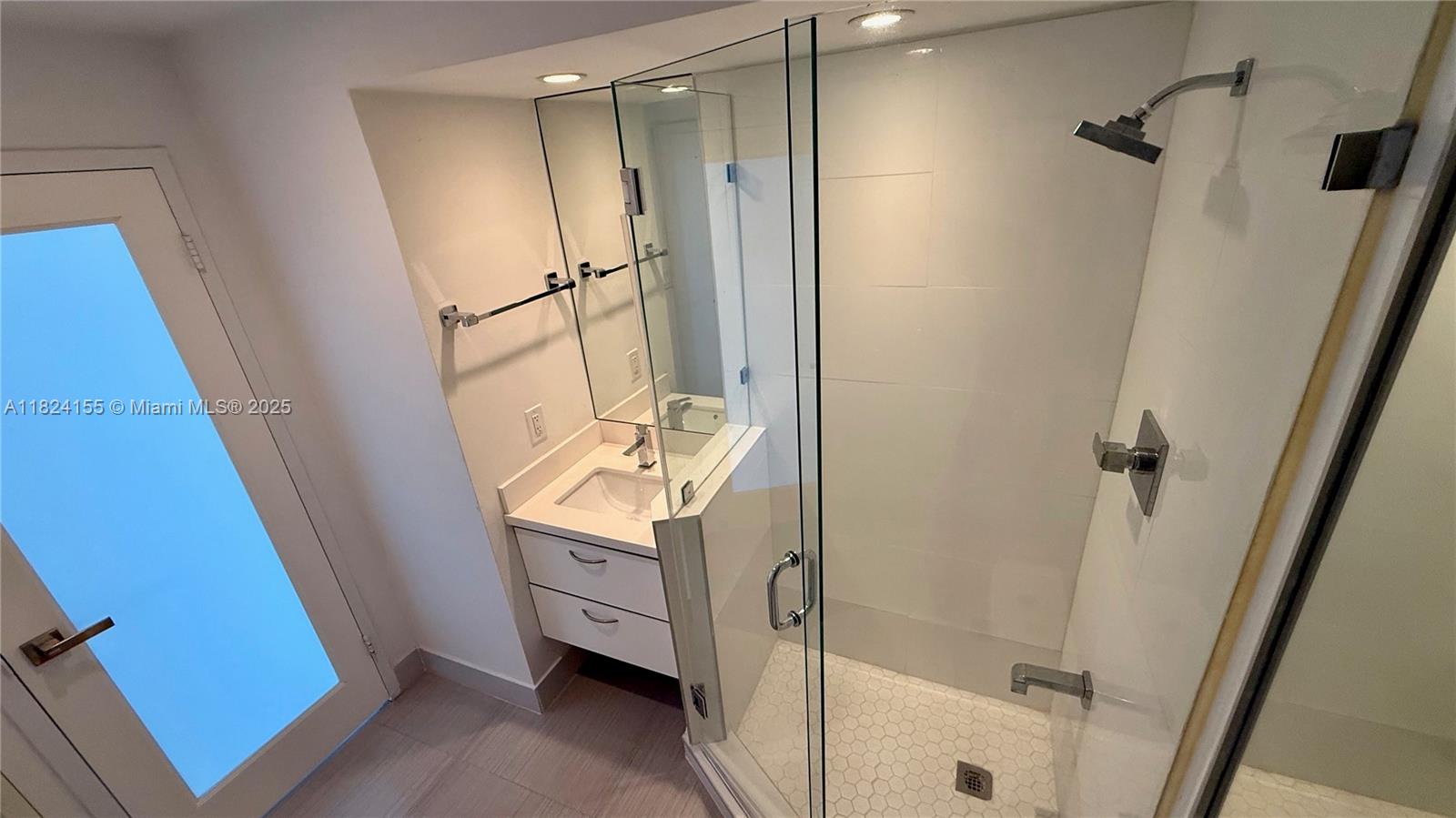 KING COLE CONDO - Residential