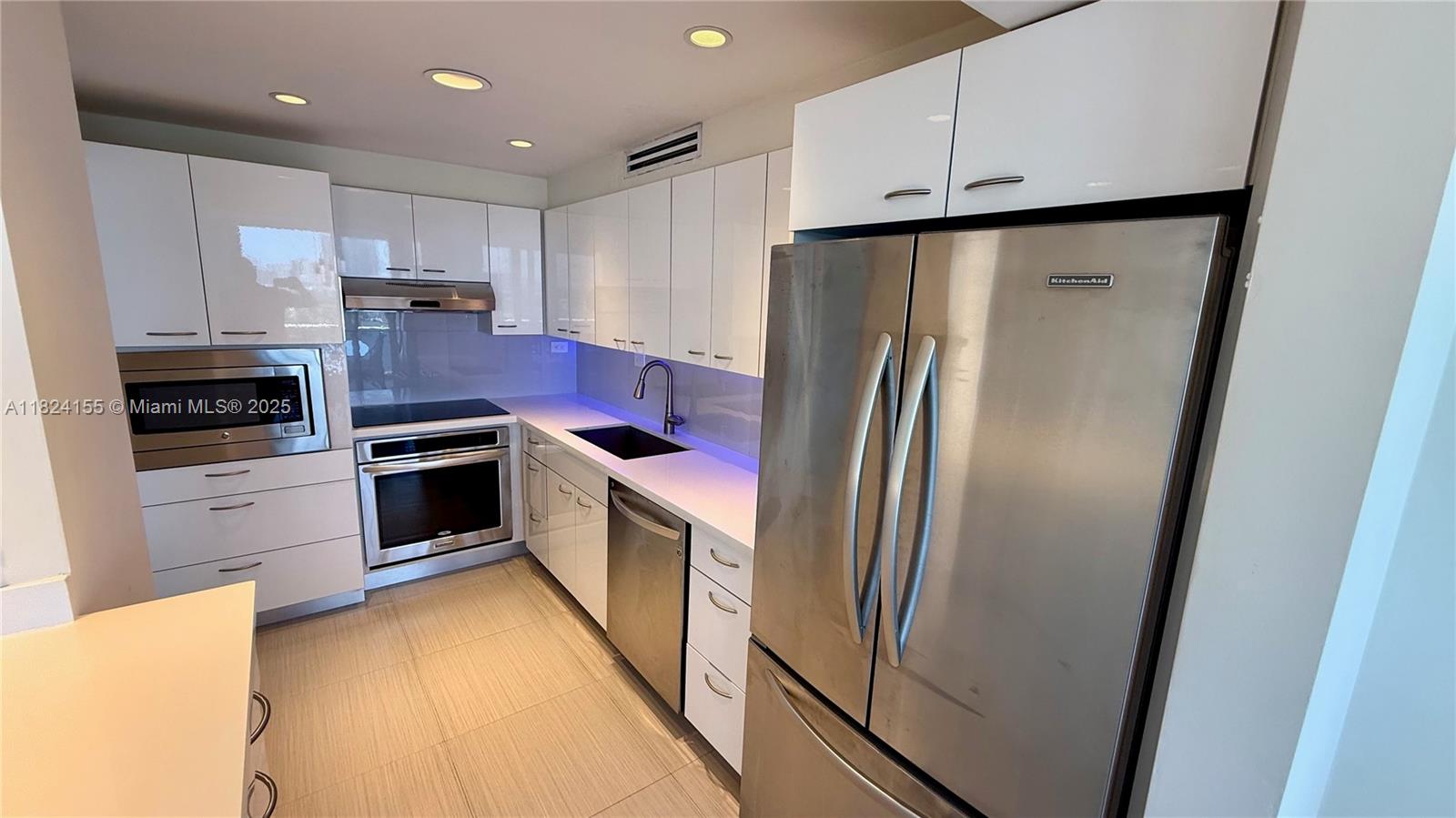 KING COLE CONDO - Residential