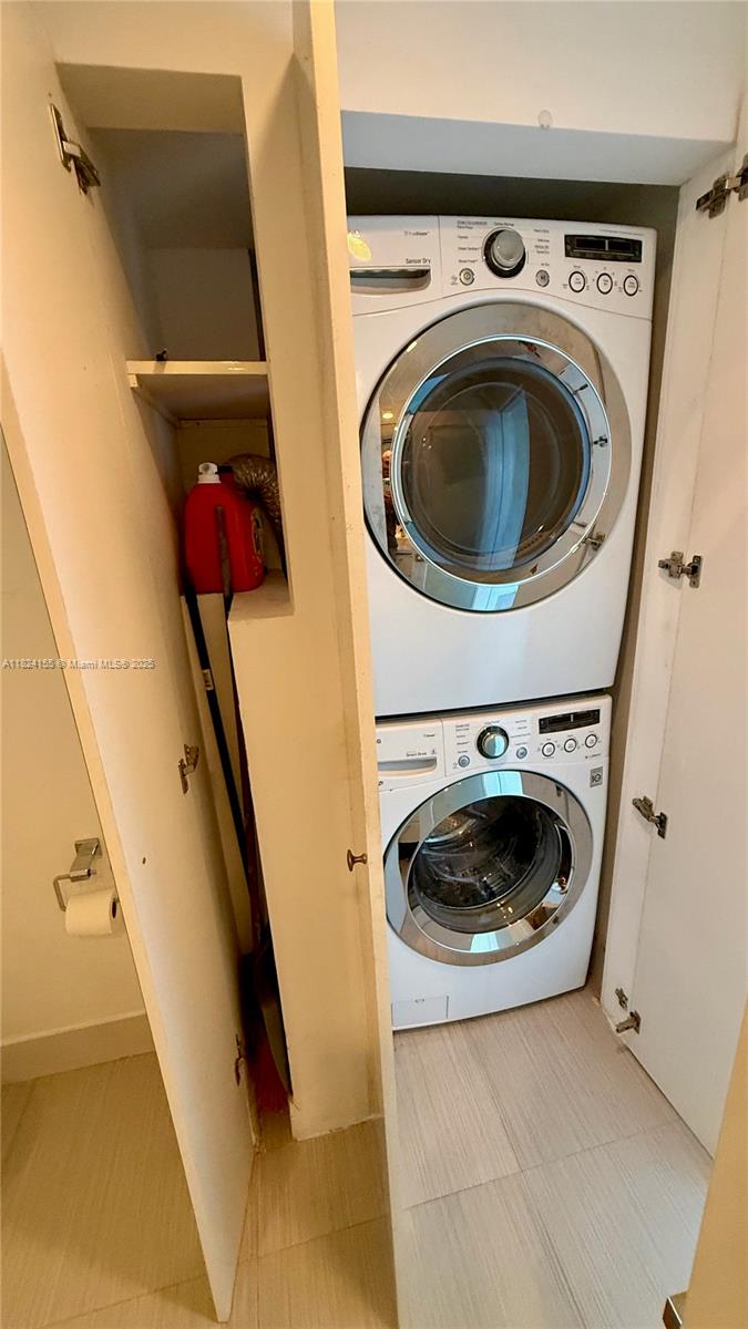 KING COLE CONDO - Residential