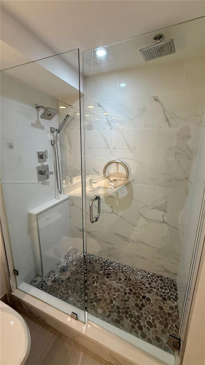 KING COLE CONDO - Residential