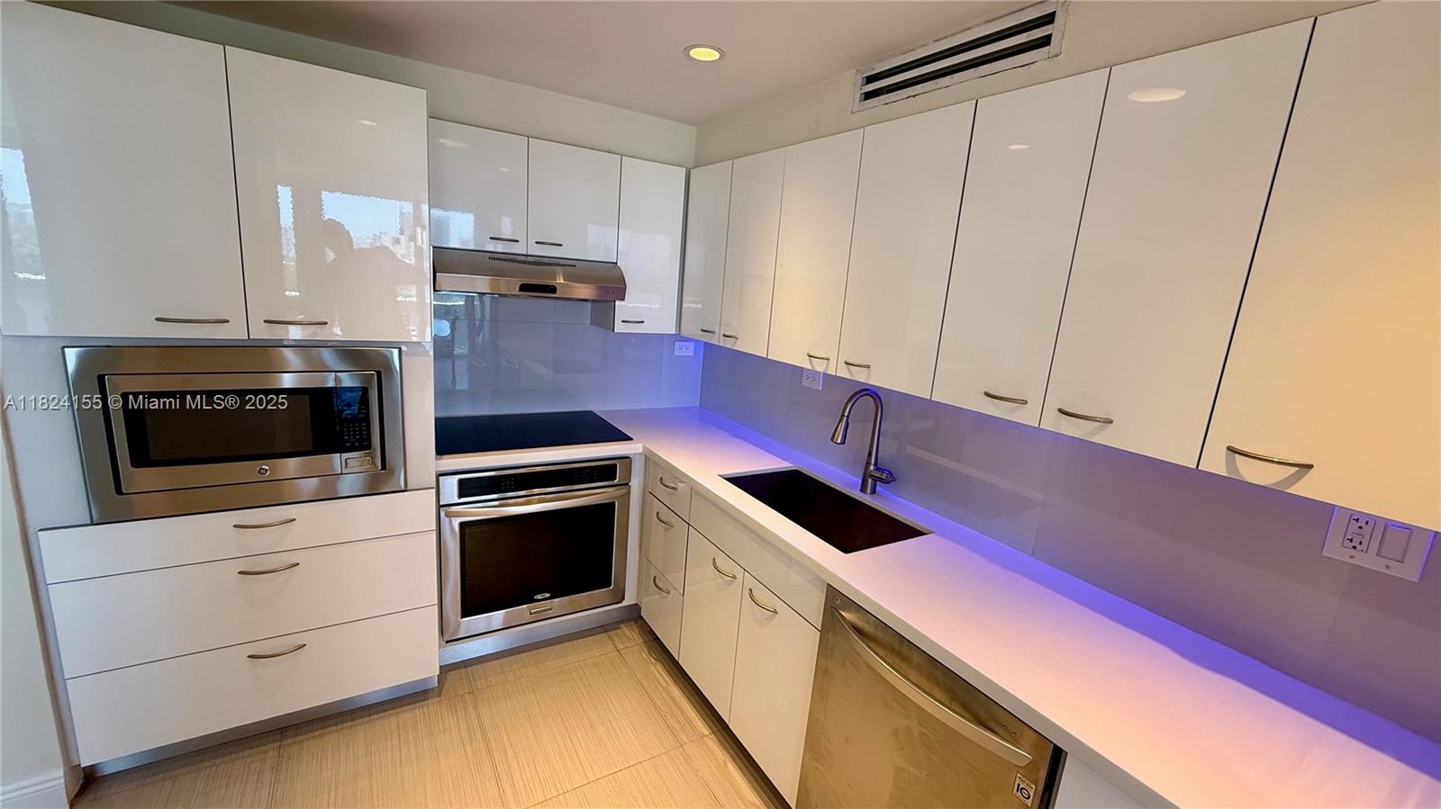 KING COLE CONDO - Residential