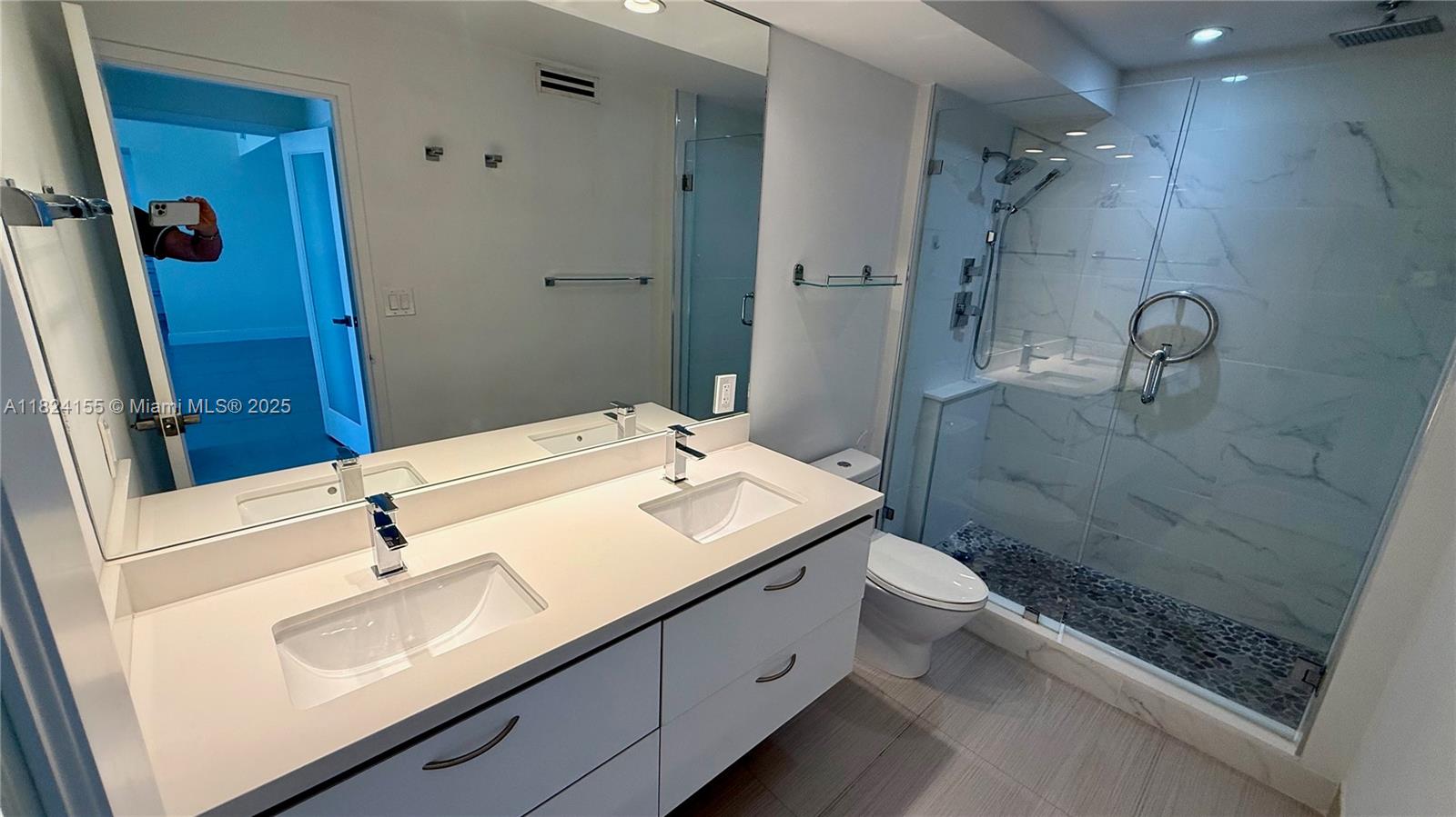 KING COLE CONDO - Residential