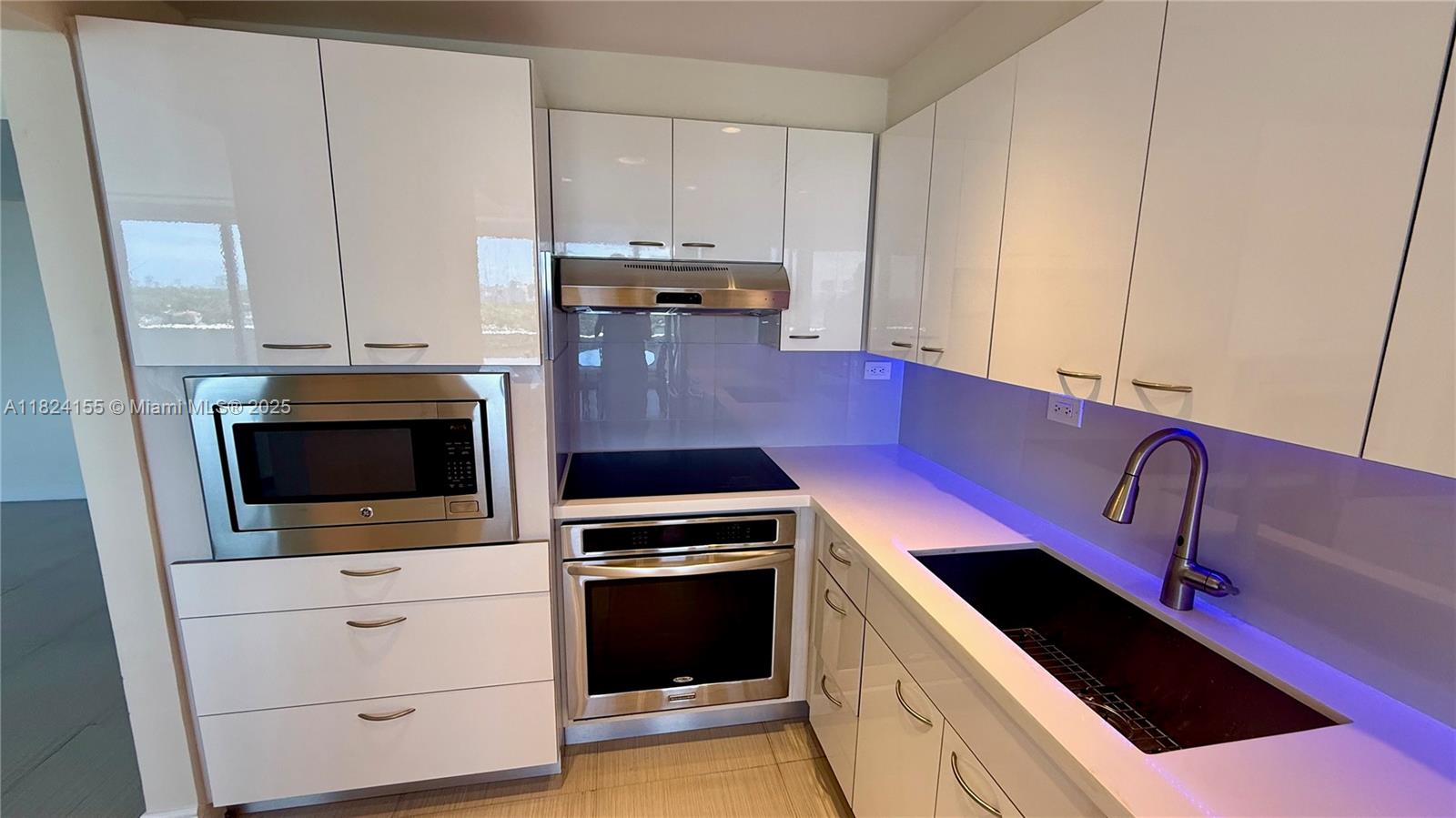 KING COLE CONDO - Residential