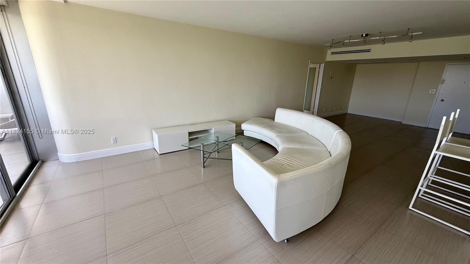 KING COLE CONDO - Residential