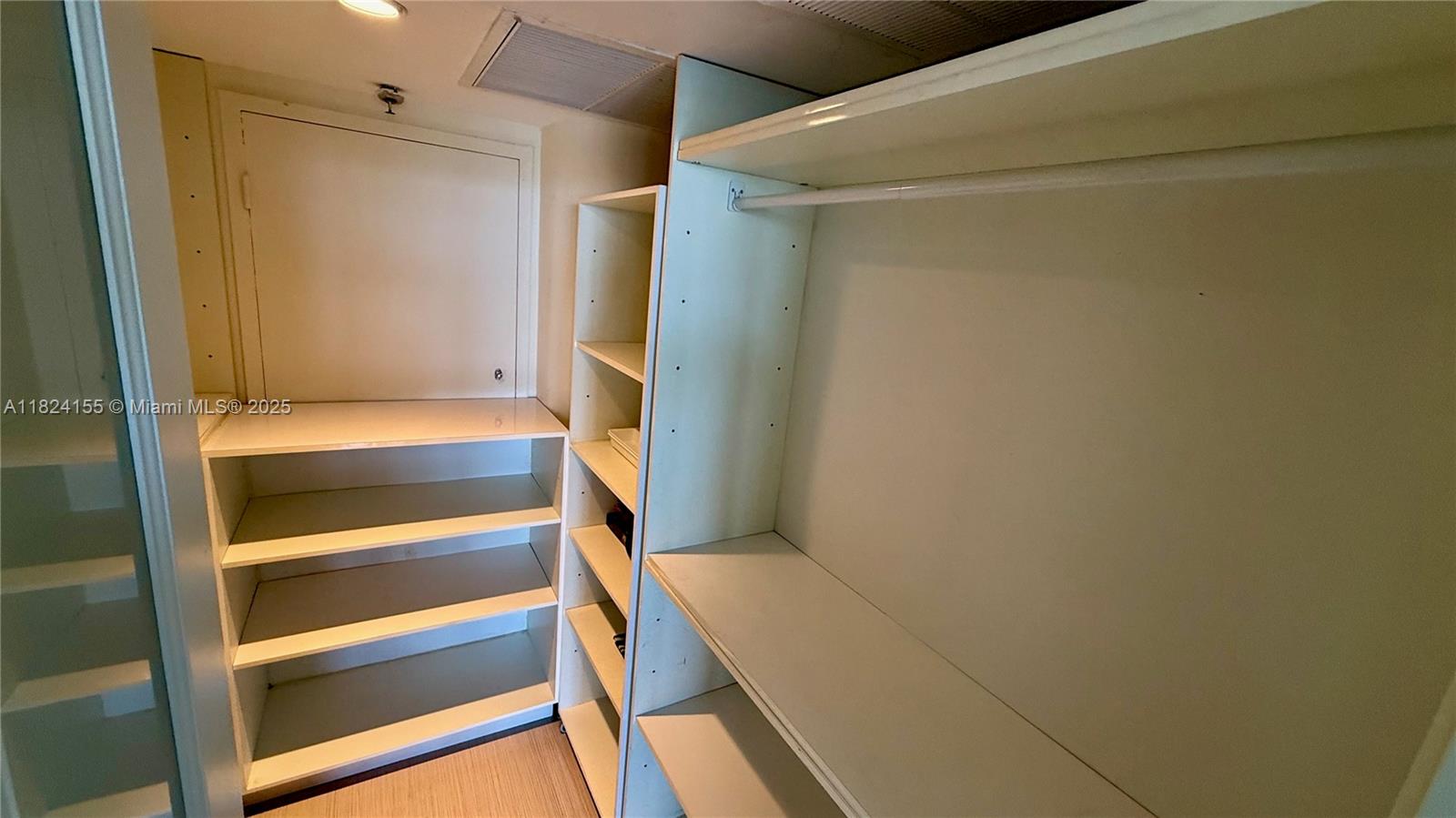 KING COLE CONDO - Residential