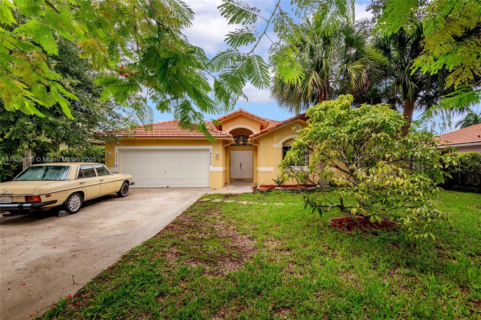 This house is an excellent condition, perfectly located at a Cool the Sac with a quiet and perfect ambiance to make for it your new HOME. Behind the house is a City Garden Park. avoiding any noise and making an actual peaceful place to live .