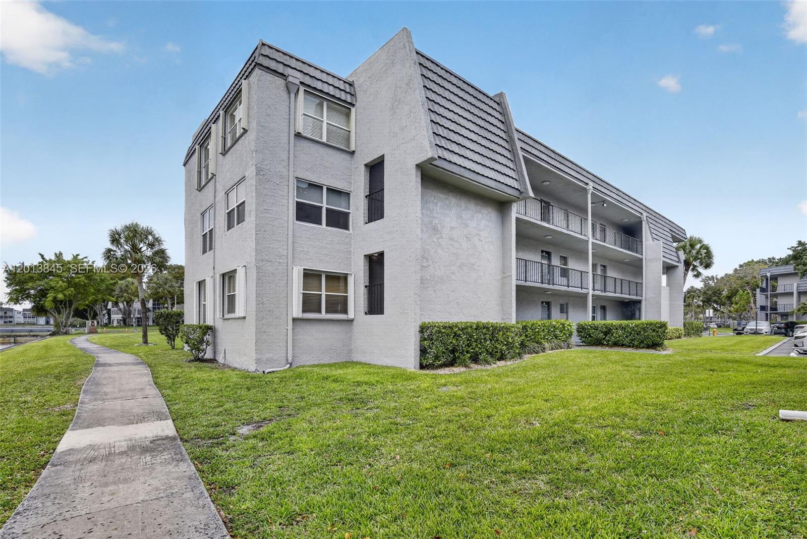 LIME BAY CONDOMINIUM 4 - Residential