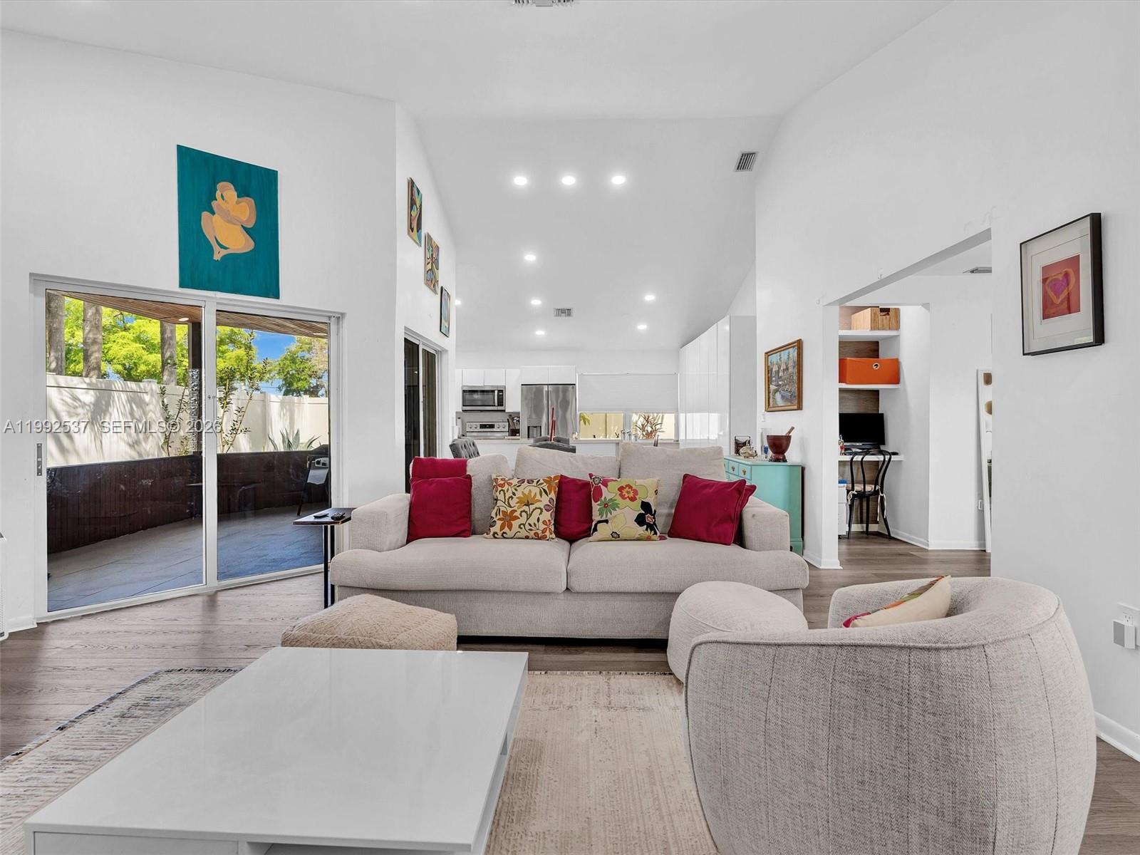 371 NW 101st Ter, Pembroke Pines, FL, 33026/$580,000 3 371 NW 101st Ter