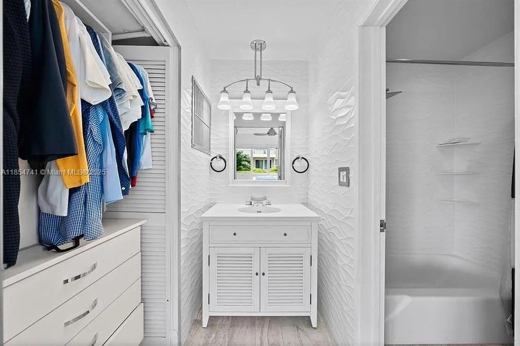 HILLSBORO IMPERIAL APTS C - Residential