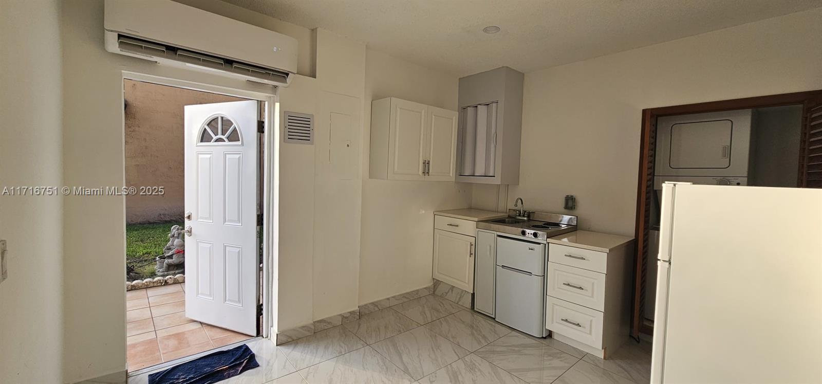 Completely remodeled apartment for rent in a very convenient location, bathroom with shower, 2 parking spaces, water, electricity and internet included, also a TV in the room is provided, ready to move in TODAY.