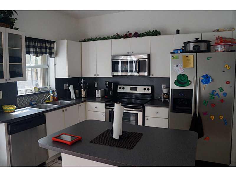 Very well maintained 2/2.5 with amazing views to Doral Meadow Park