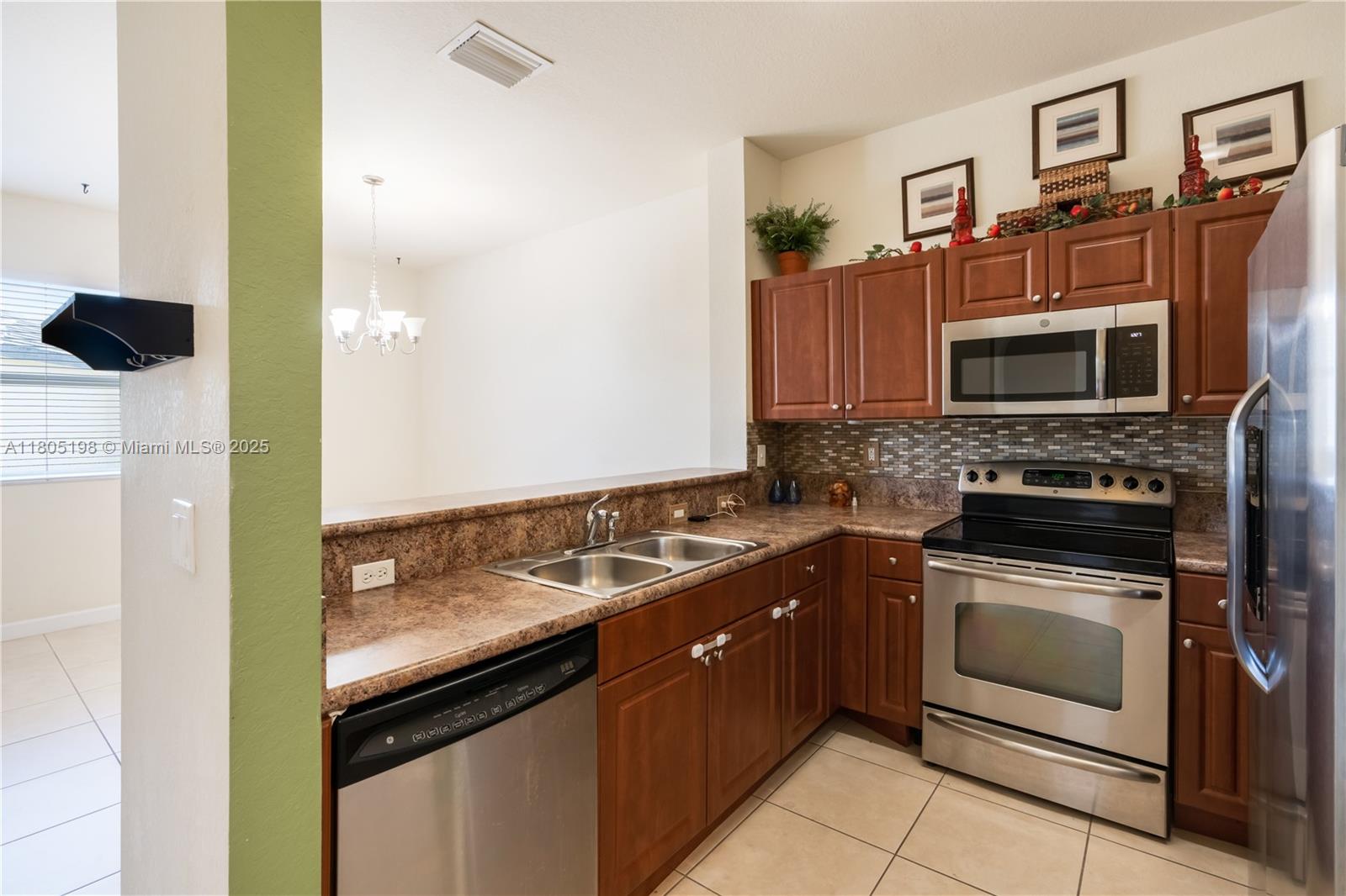 2935 Se 1st Dr 21, Homestead, Miami-Dade County, Florida - 3 Bedrooms  
2 Bathrooms - 