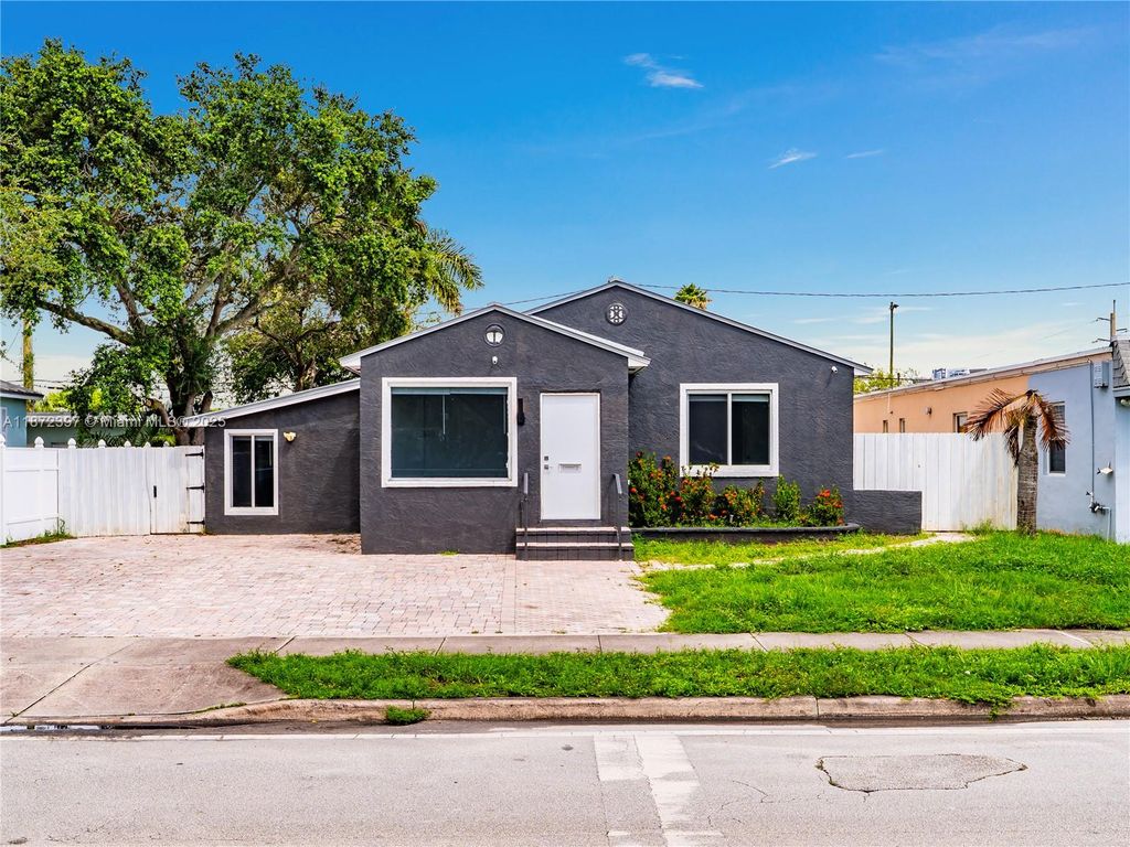 Photo of 215 SW 17th St, Fort Lauderdale, FL 33315 (MLS # A11872397)