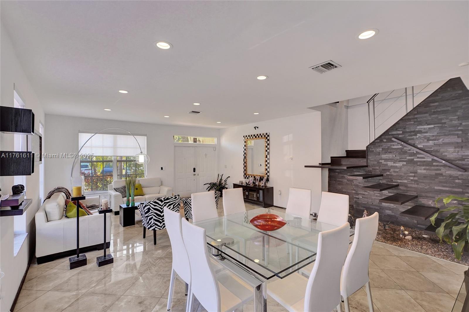 DORAL SANDS - Residential