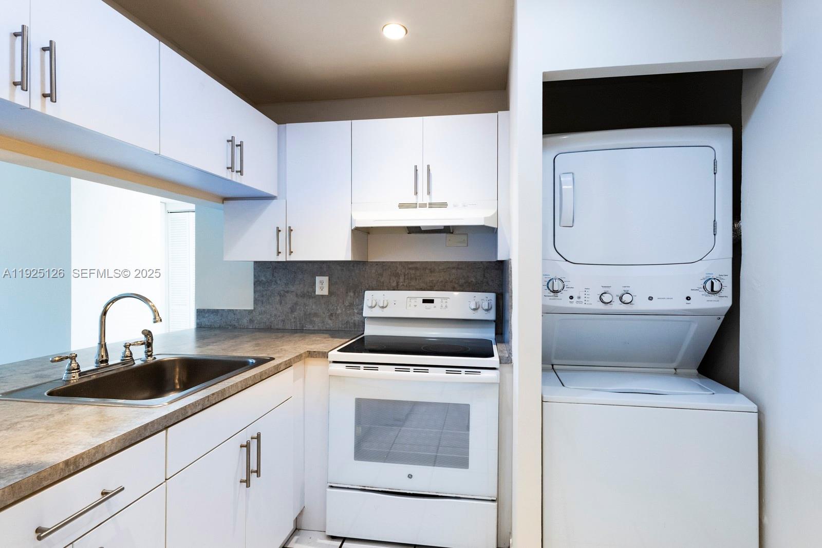 GOLDEN GATE CONDO PHASE I - Residential Lease