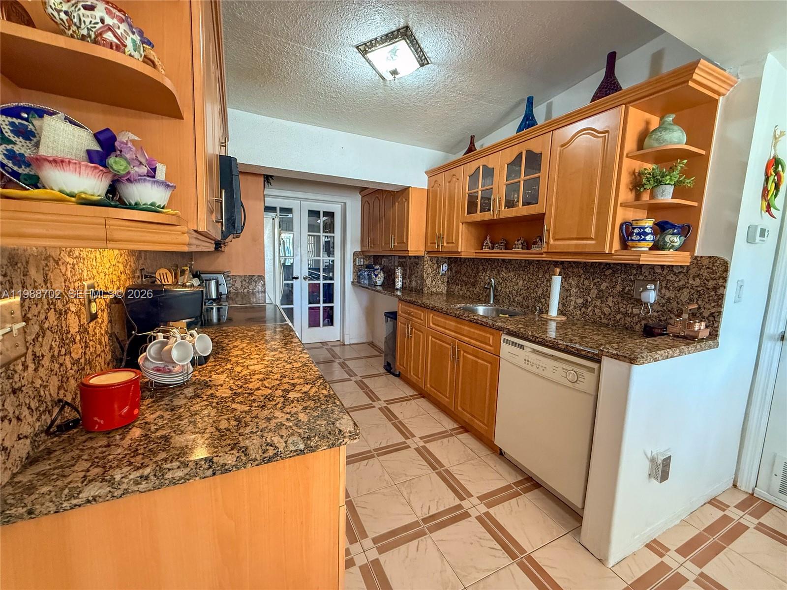 TROPICAL ESTATES - Residential