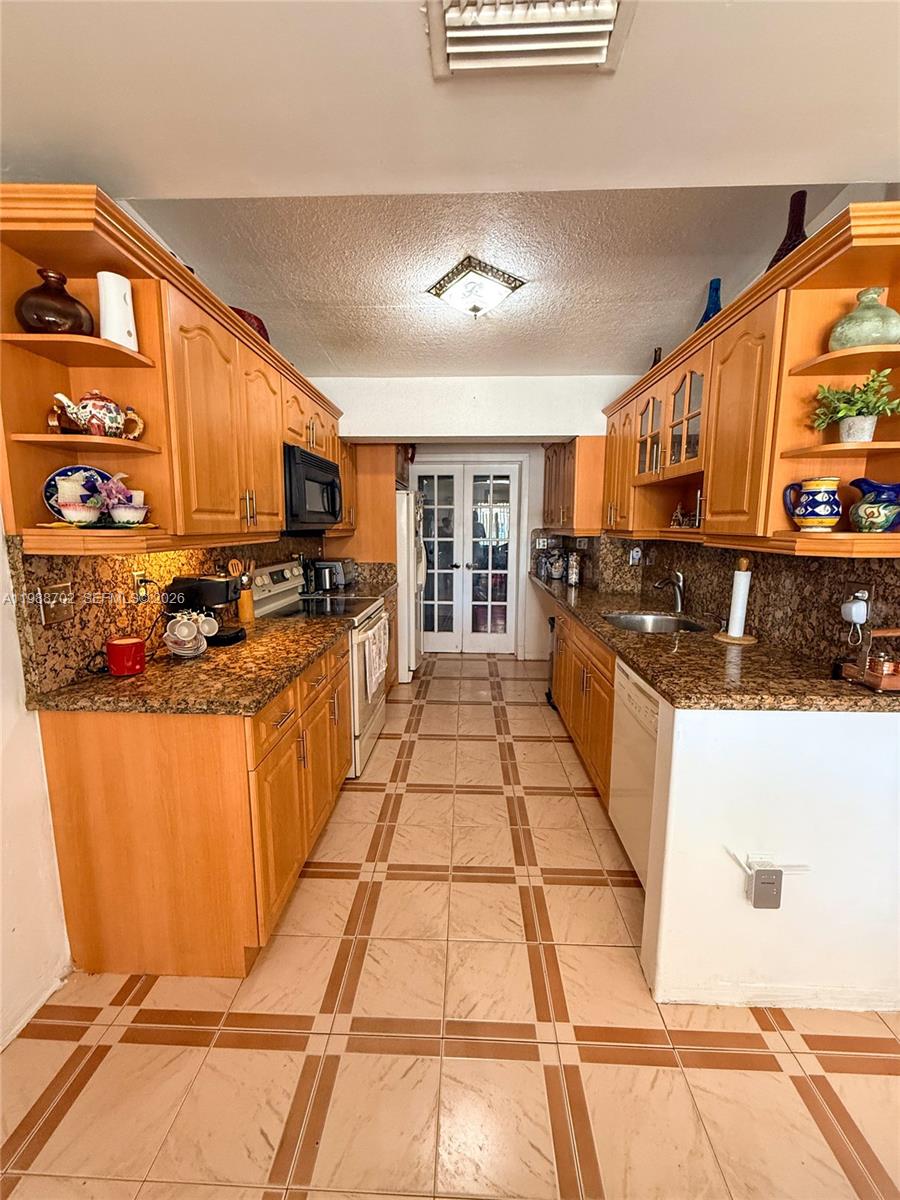 TROPICAL ESTATES - Residential