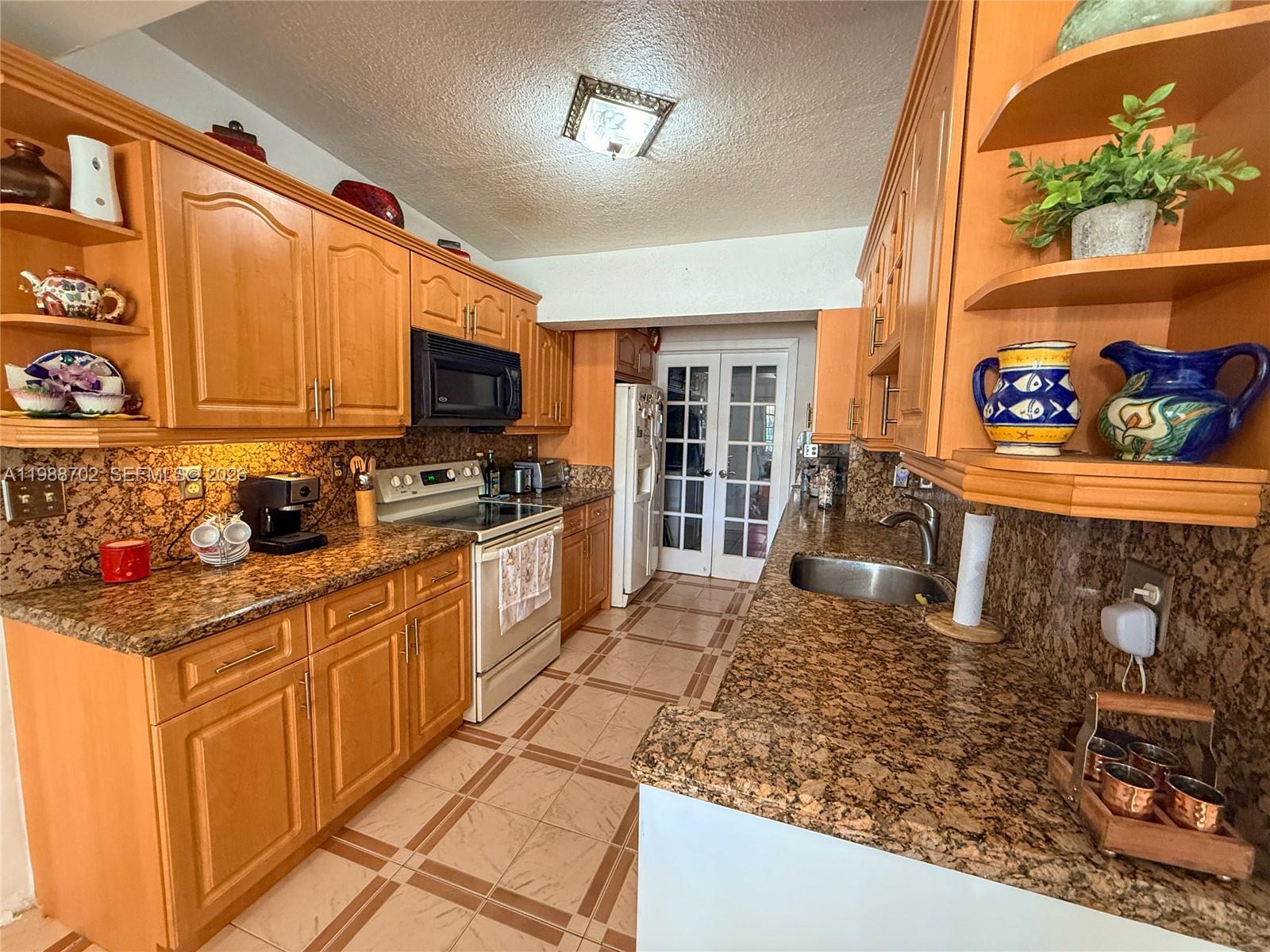 TROPICAL ESTATES - Residential