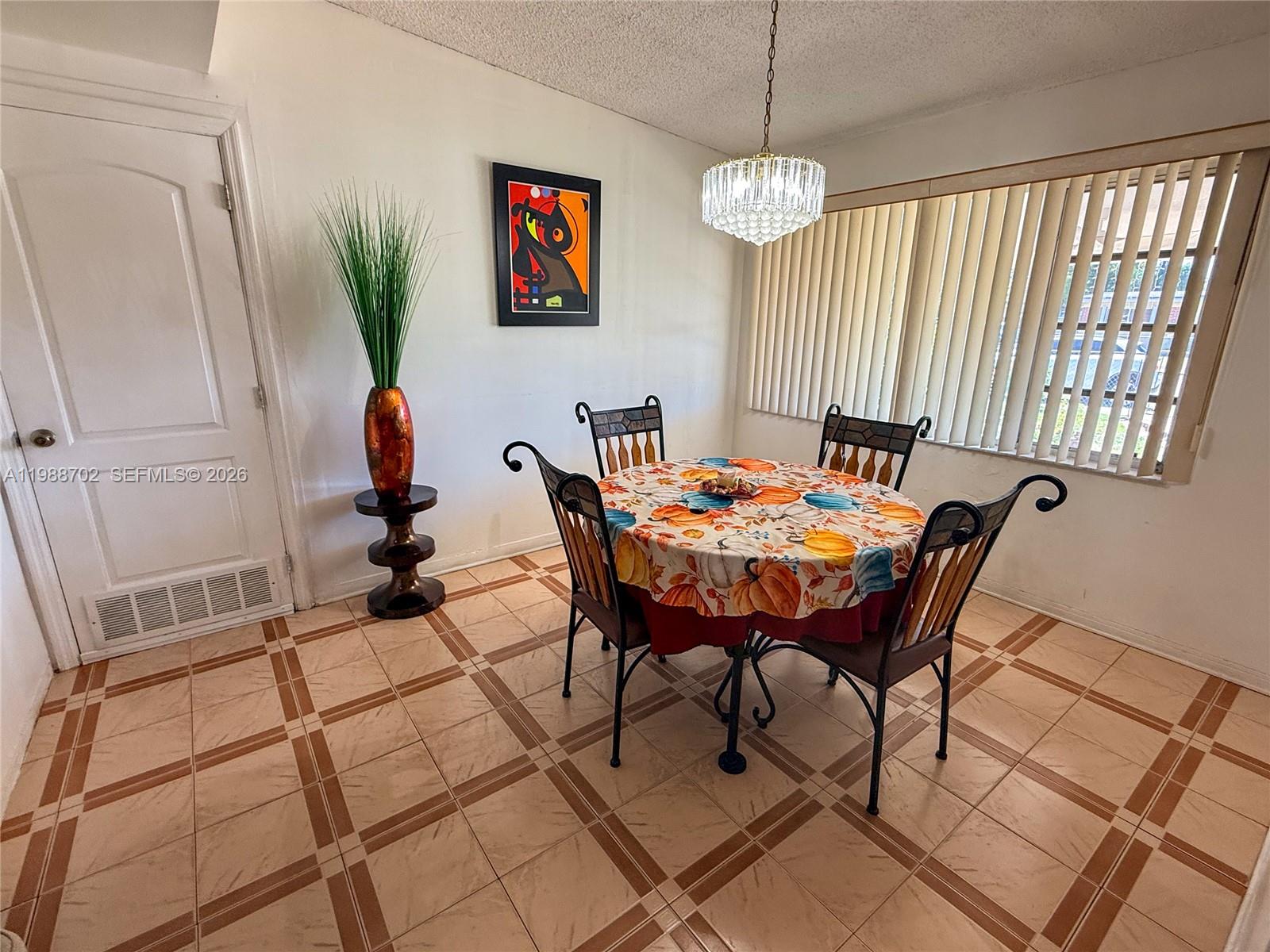 TROPICAL ESTATES - Residential