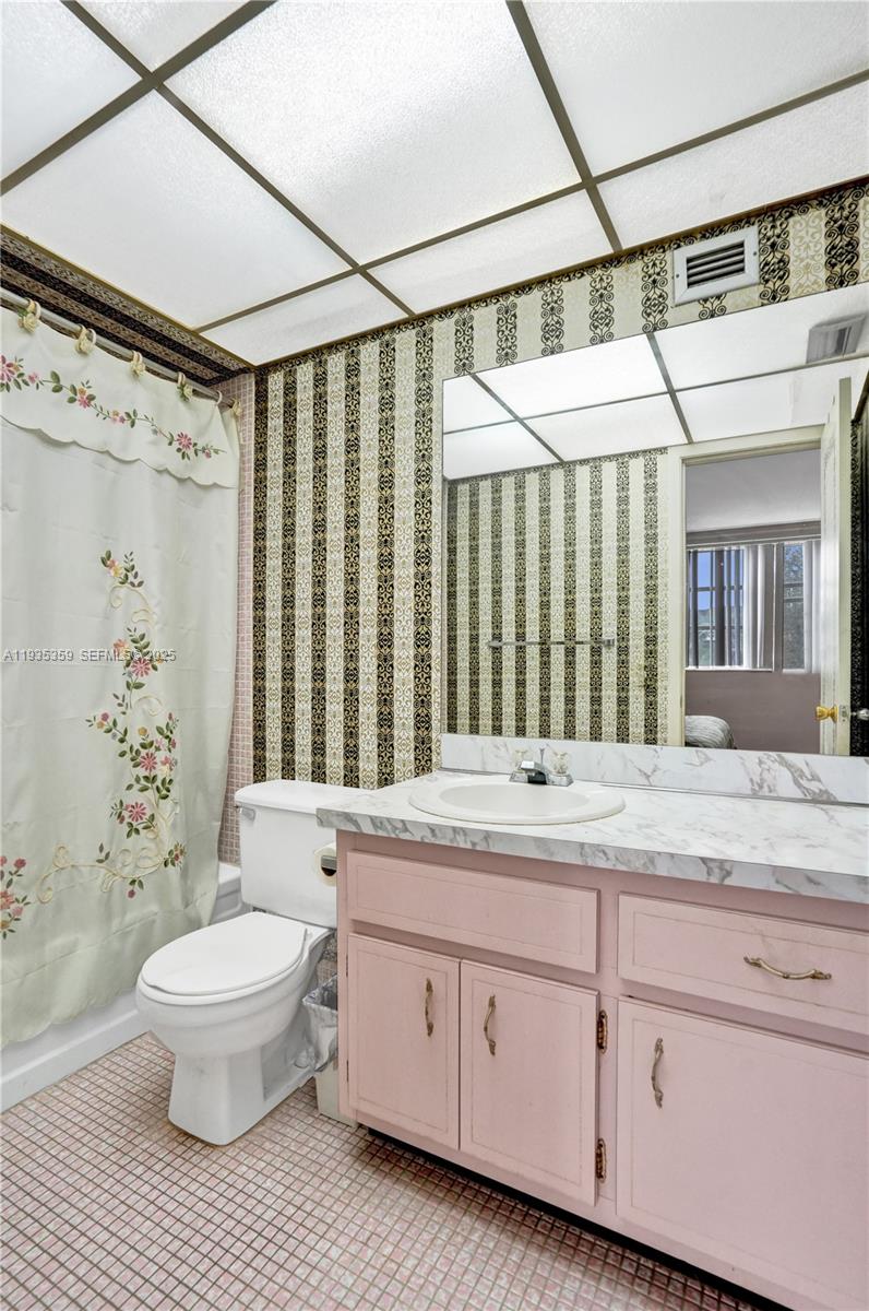 LAUDERDALE OAKS CONDO 4 - Residential