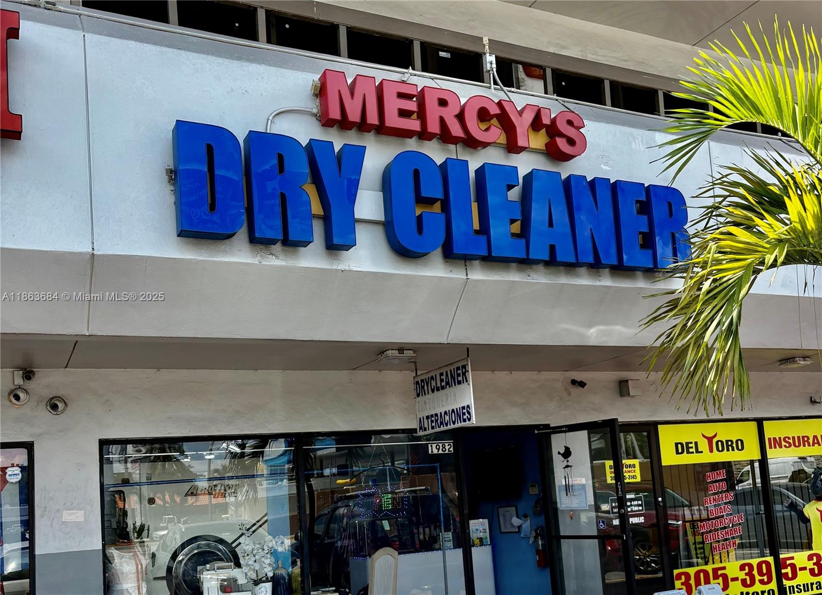 Dry cleaner for sale. Take advantage of this great business opportunity operating in Hialeah with very good clients, all licenses updated in an excellent area. It won't last long. All equipment in excellent condition.