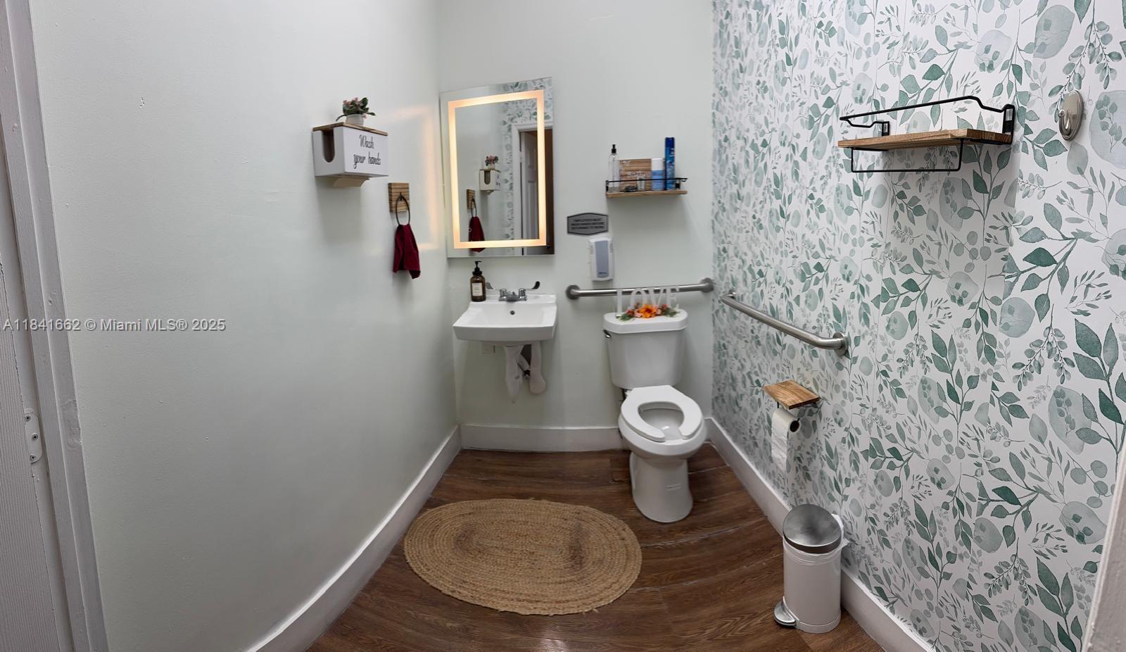 Main image without alt text