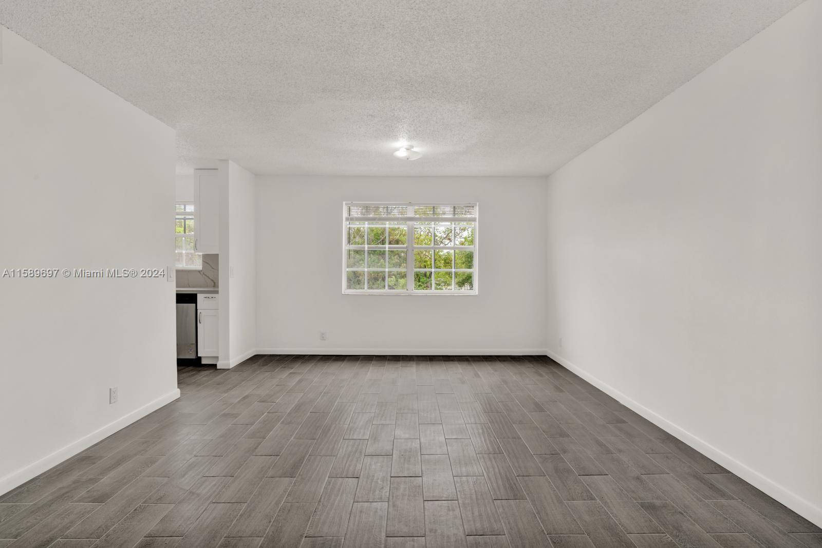 New Investment Opportunity! We present a opportunity for investors: unit for rent until November 2023, generating $1,950 monthly. Perfect to start earning immediate income! Property Features: Location: Pembroke Pines, FL, Windmill Lakes condominium. Unit: 2 bed, 1 bath. Renovations: Fully remodeled kitchen and bathroom, stainless steel appliances, floors and vanity. Included Services: Water. Additional Benefits: Centrally located in Pembroke Pines. Excellent community with access to schools, hospitals, Pembroke Lakes Mall, and major highways.Information for Real Estate Agents: Refer to the comments and attachments for real estate agents to schedule a showing.
Don't miss this unique investment opportunity in a high-quality property with an unbeatable location. Contact us today!