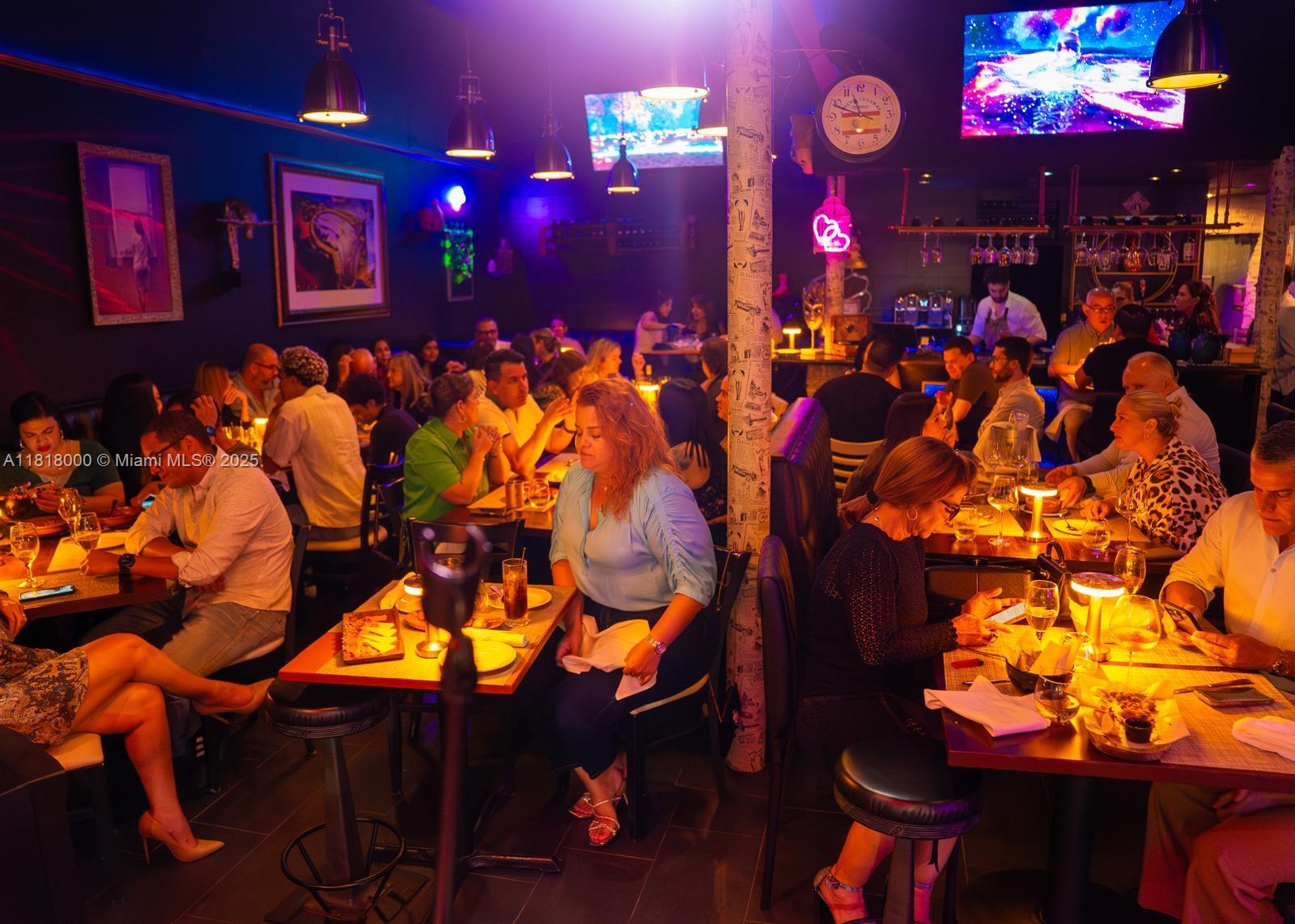 Restaurant with all kitchen equipament and refrigerators, as wellas professional music equipament for shows and live music. Completely renovated restaurant. Office and warehouse on the second floor of the premises