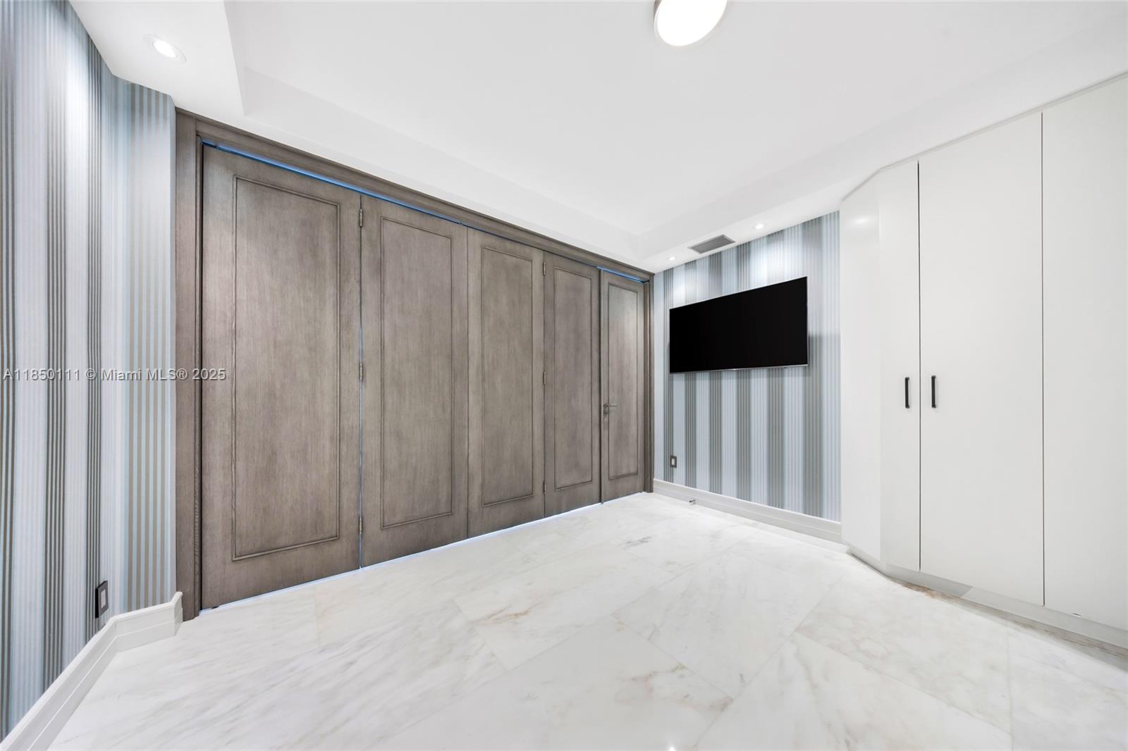 BALMORAL CONDO - Residential