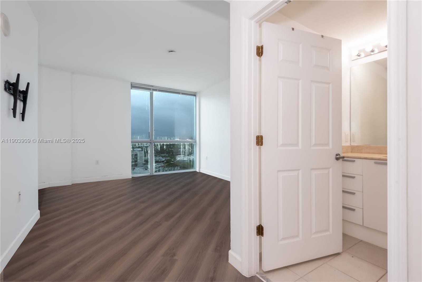 HOLLYWOOD STATION RES CON - Residential Lease