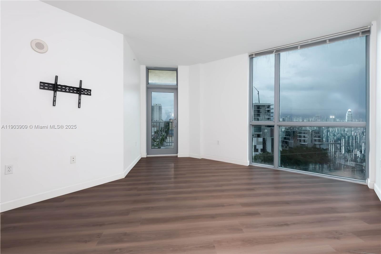 HOLLYWOOD STATION RES CON - Residential Lease