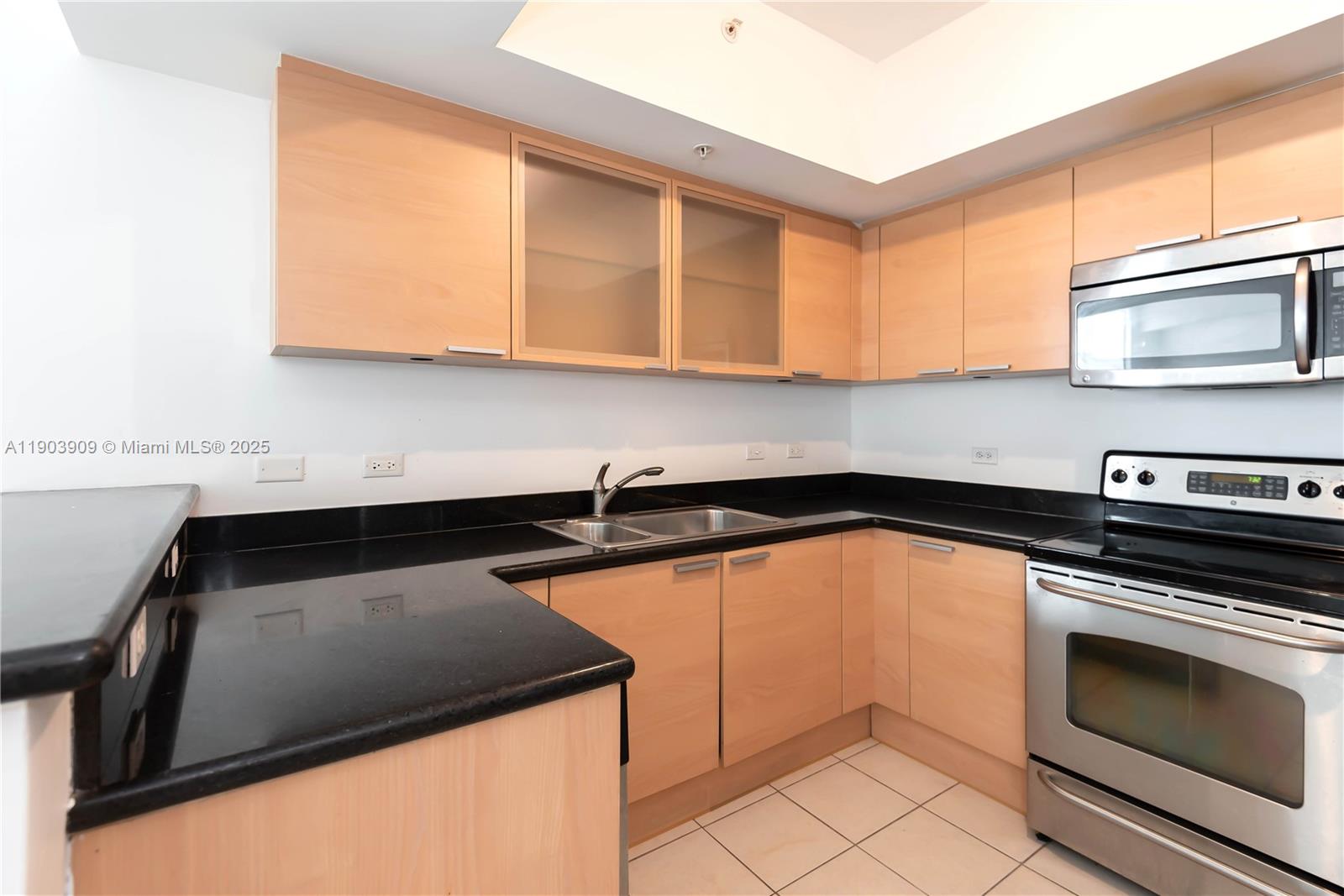 HOLLYWOOD STATION RES CON - Residential Lease