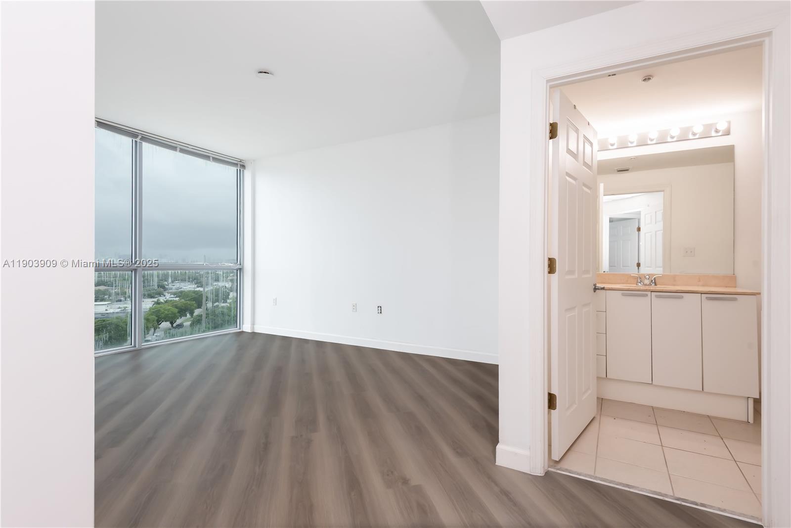 HOLLYWOOD STATION RES CON - Residential Lease