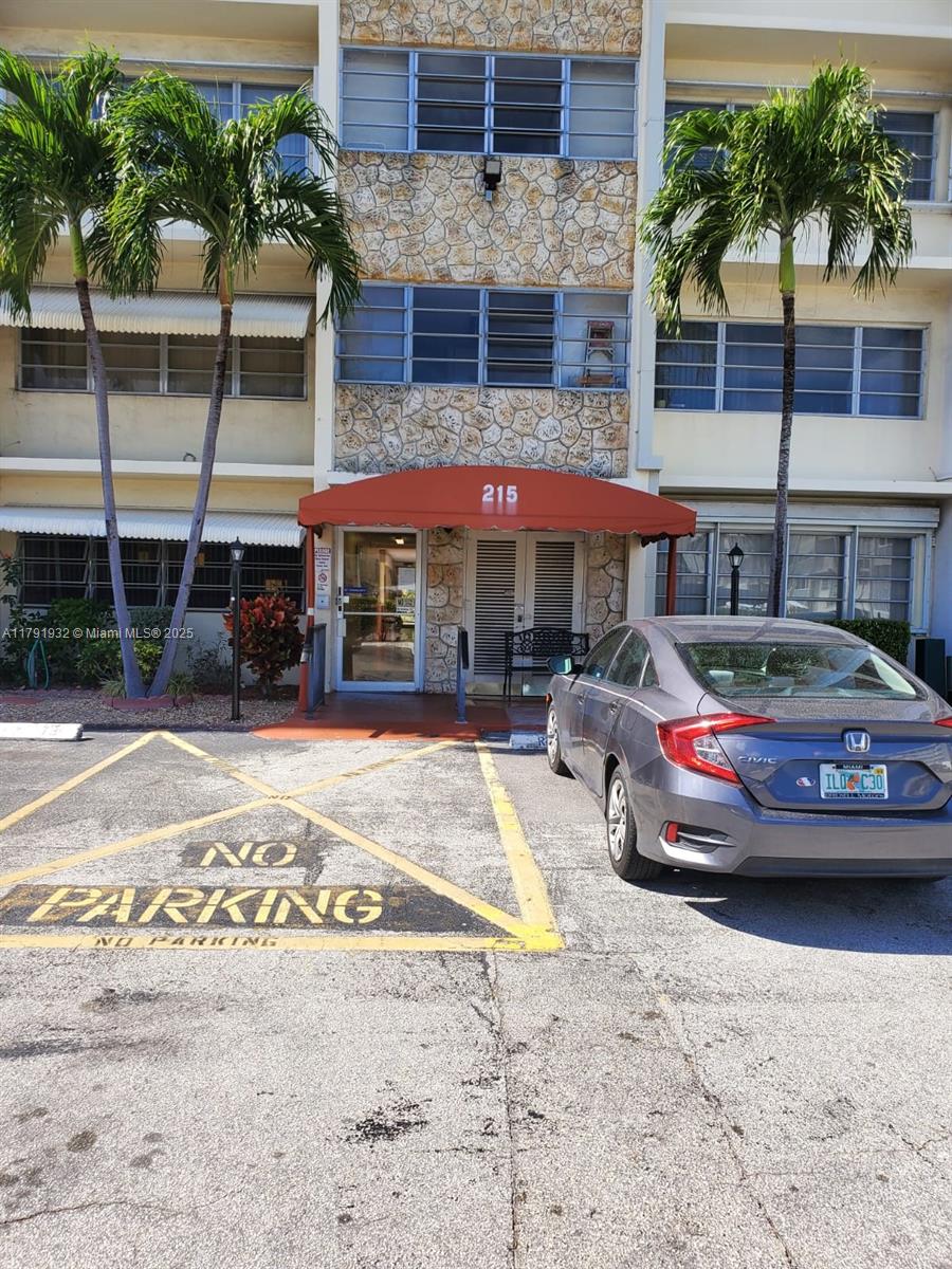 Rental Property at 215 Se 3rd Ave 302D, Hallandale Beach, Broward County, Florida - Bedrooms: 1 
Bathrooms: 1  - $1,800 MO.