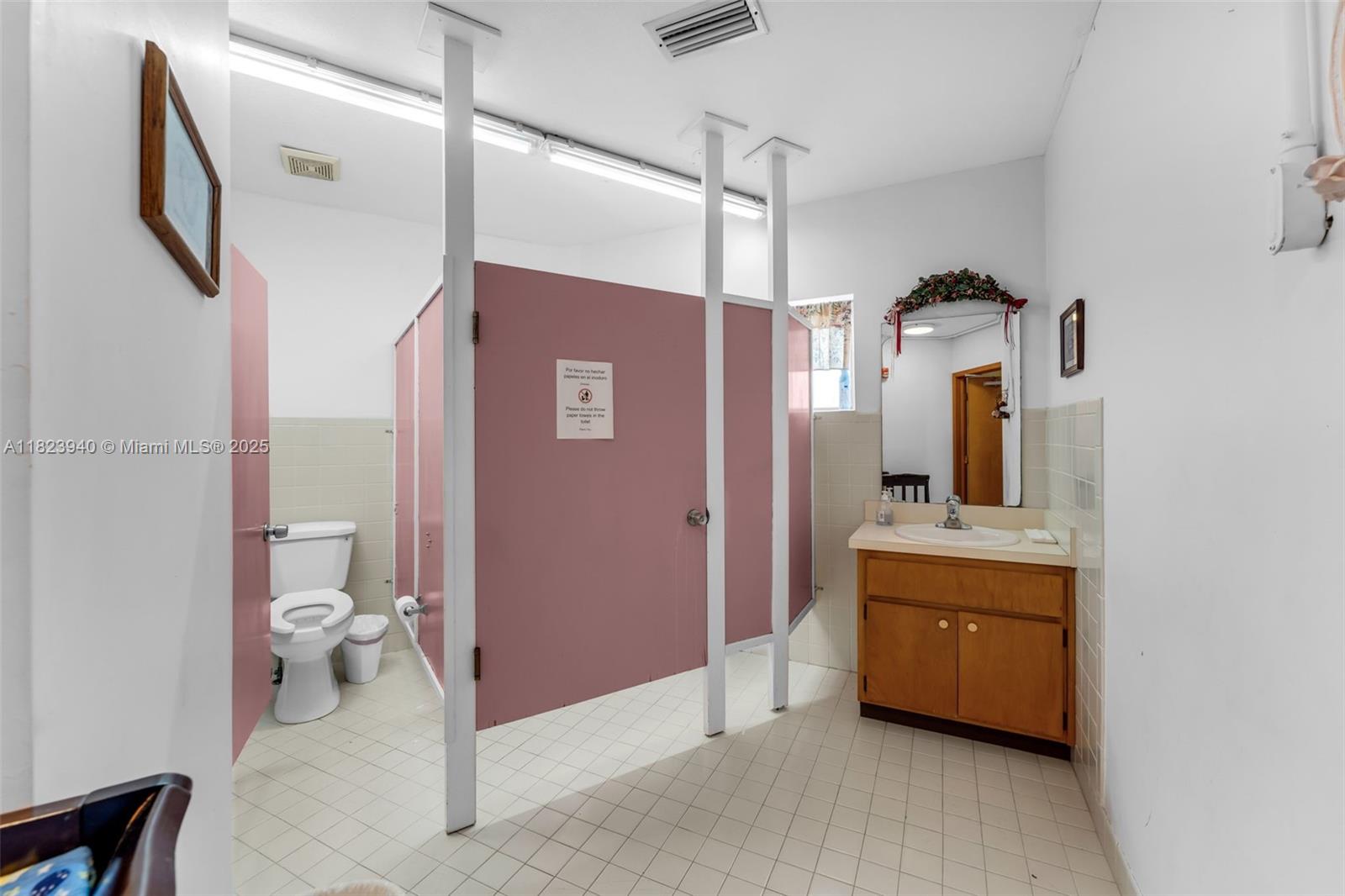 COMMERCIAL BLDG ZONED B-1 - Commercial Sale