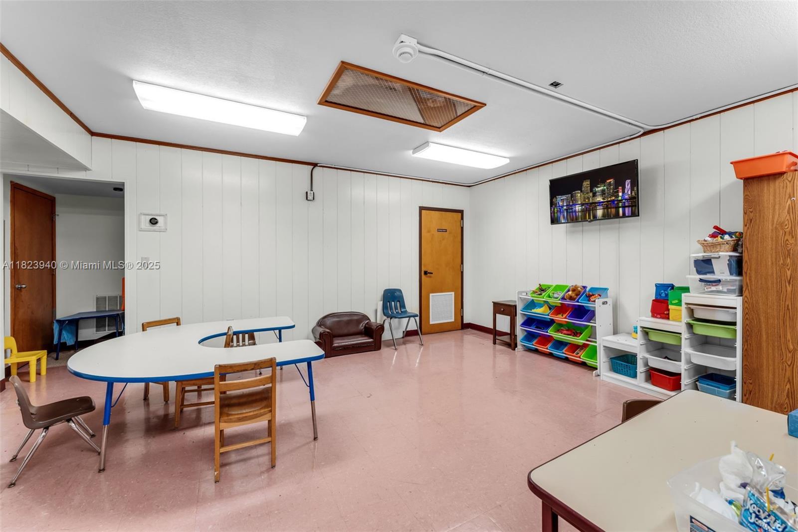 COMMERCIAL BLDG ZONED B-1 - Commercial Sale