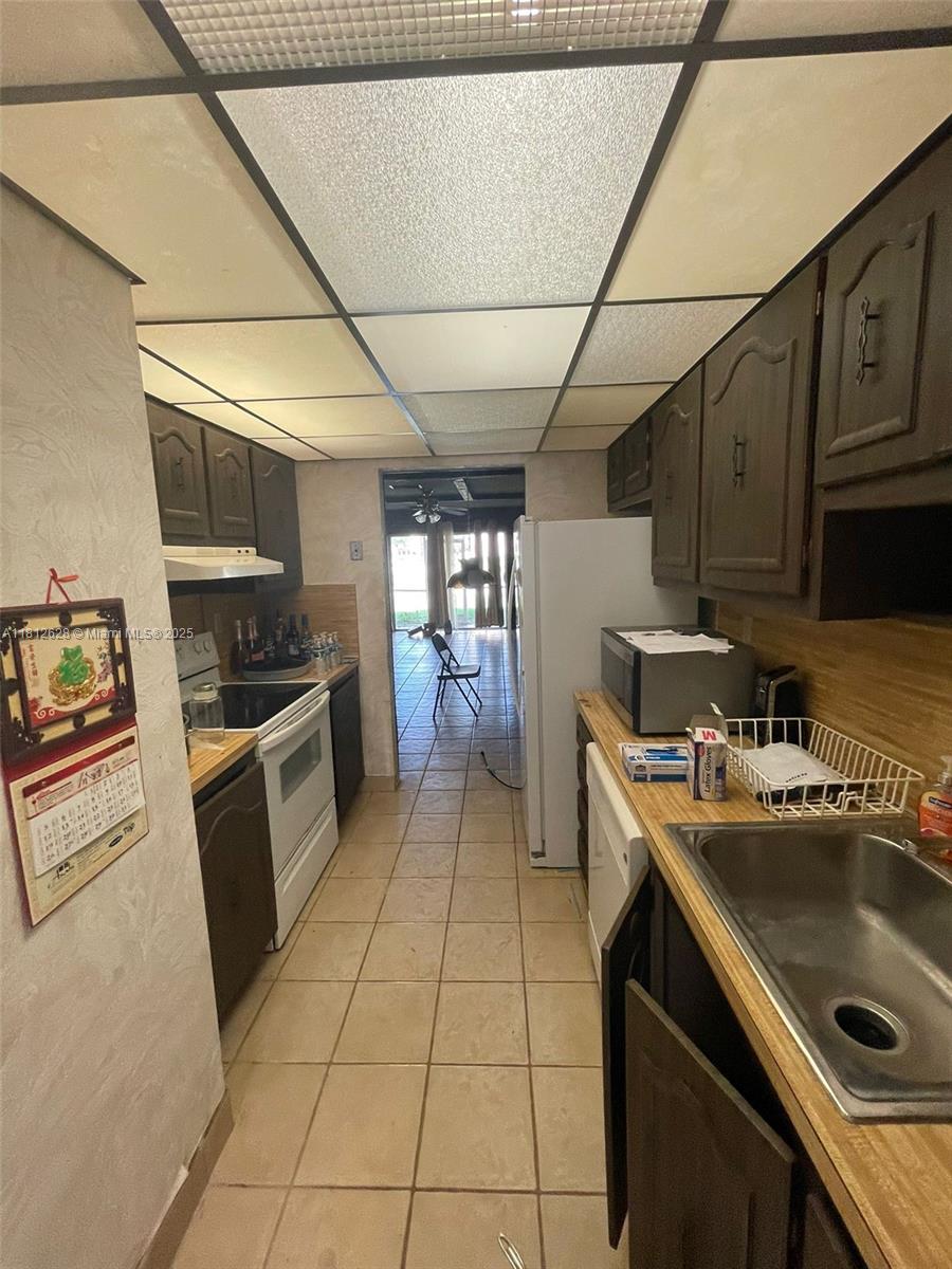 COUNTRY SQUIRE TOWNHOMES - Residential
